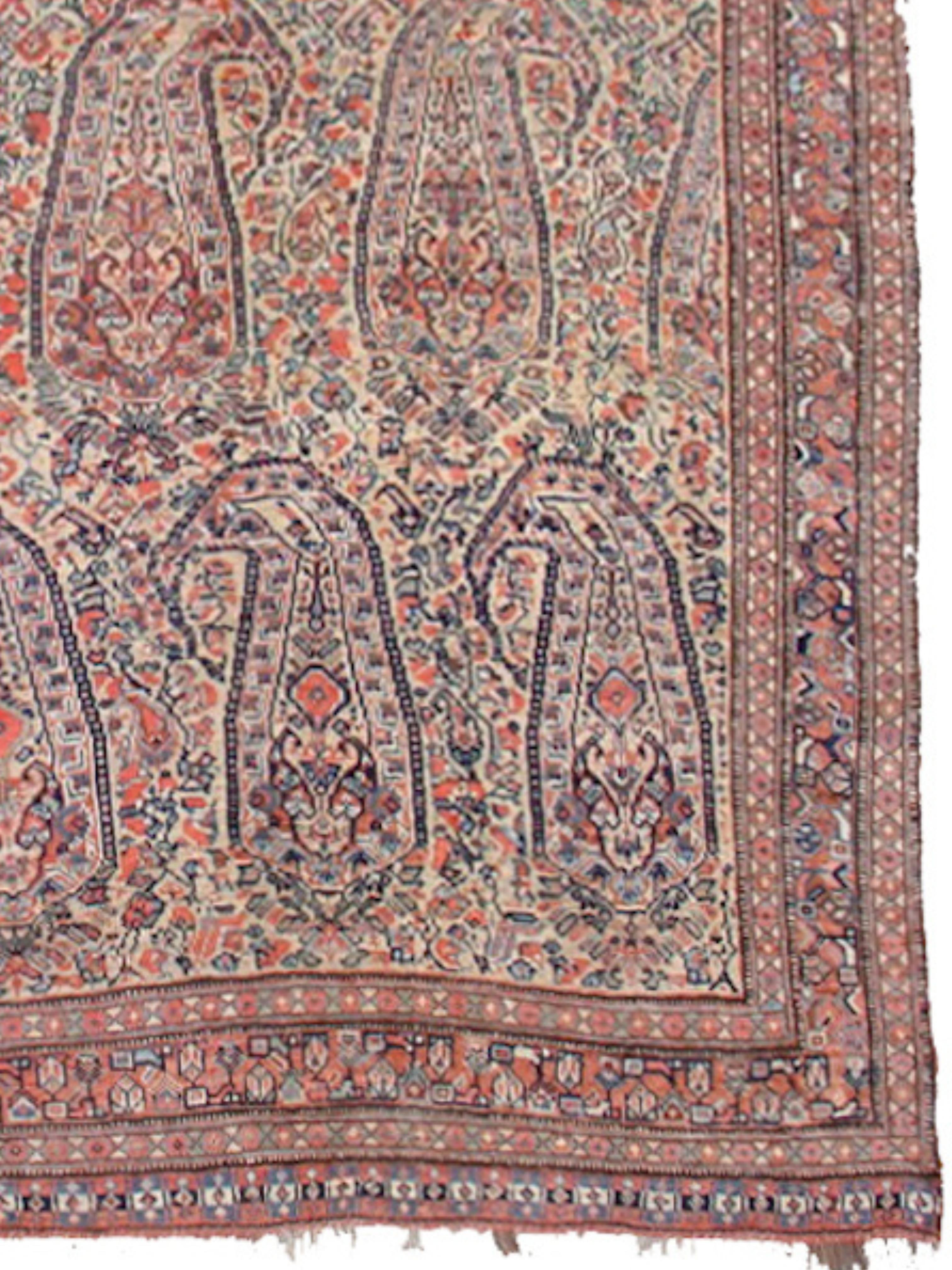 Tapis Khamseh, C.C. 1900

Les Khamseh étaient une confédération de cinq tribus du sud-ouest de la Perse, créée avec le soutien du gouvernement impérial perse afin de contrôler le pouvoir de l'influente confédération tribale des Qashqai dans la même