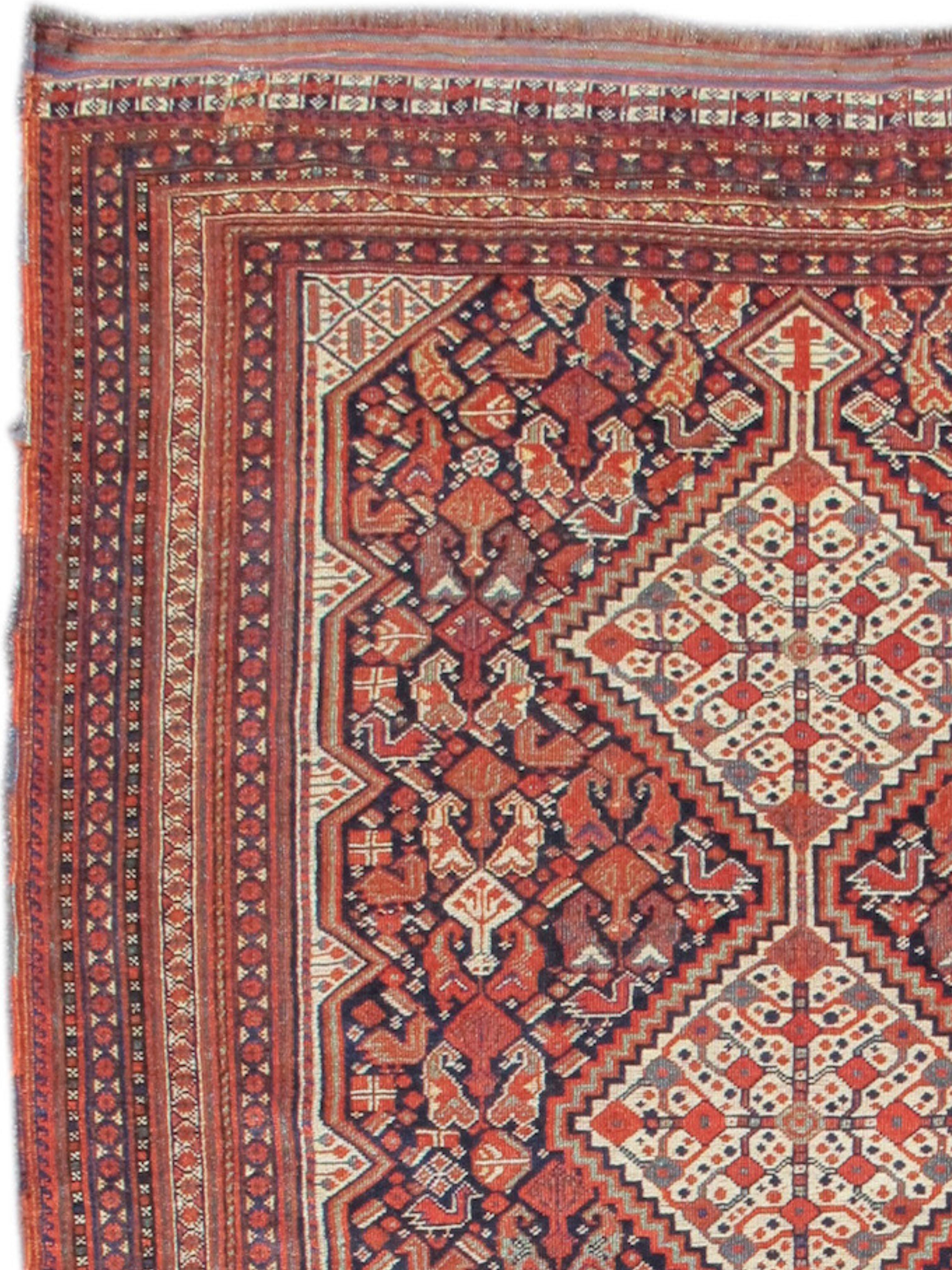 Alfombra Khamseh, finales del siglo XIX

La confederación tribal khamseh del suroeste de Persia es conocida por sus finos tejidos de pelo con imágenes de aves. Esta alfombra clásica de pájaros Khamseh dibuja un campo completo animado con abundancia