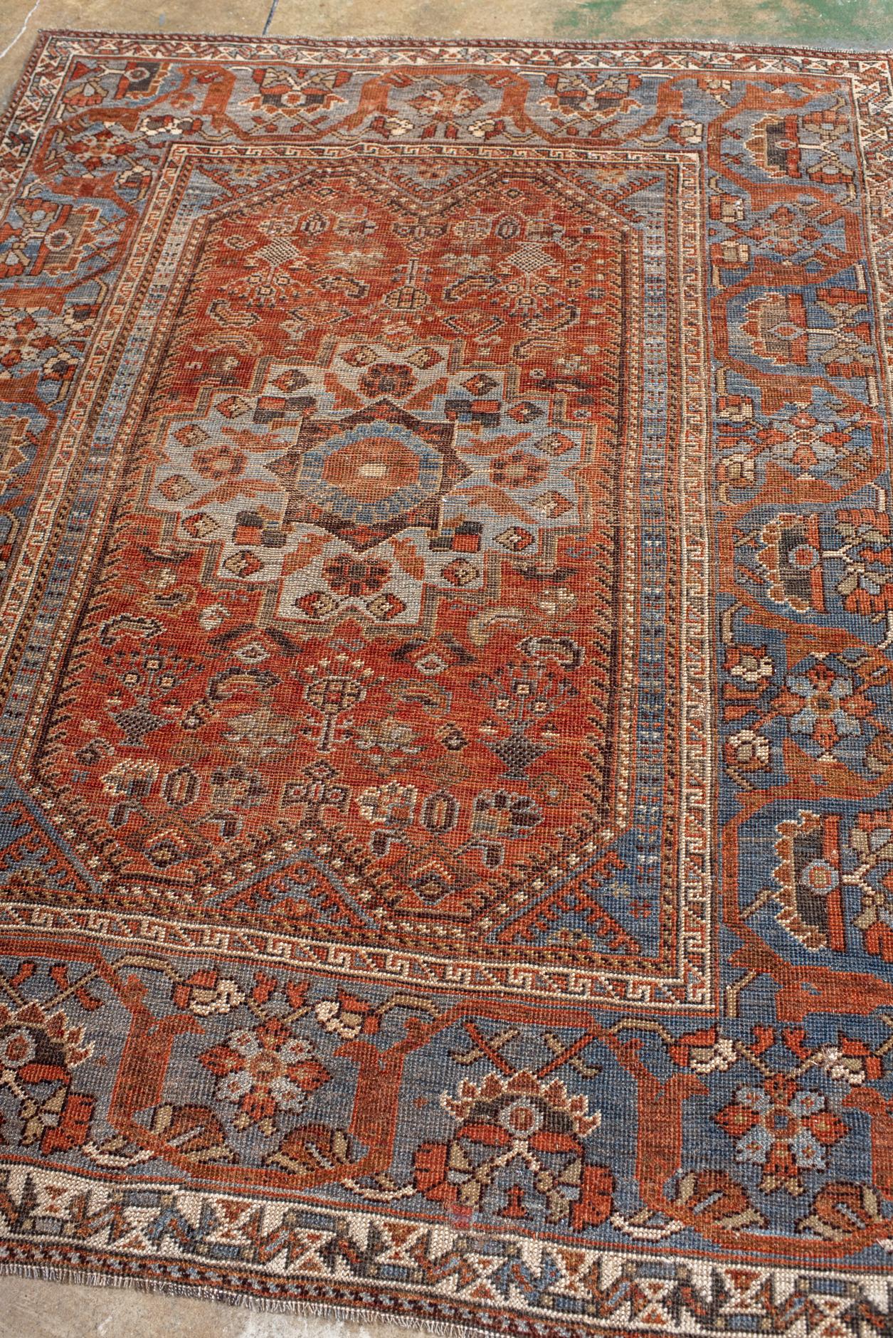 Annodato a mano Tappeto Khamseh Shiraz con campo blu e medaglione ecru in evidenza in vendita