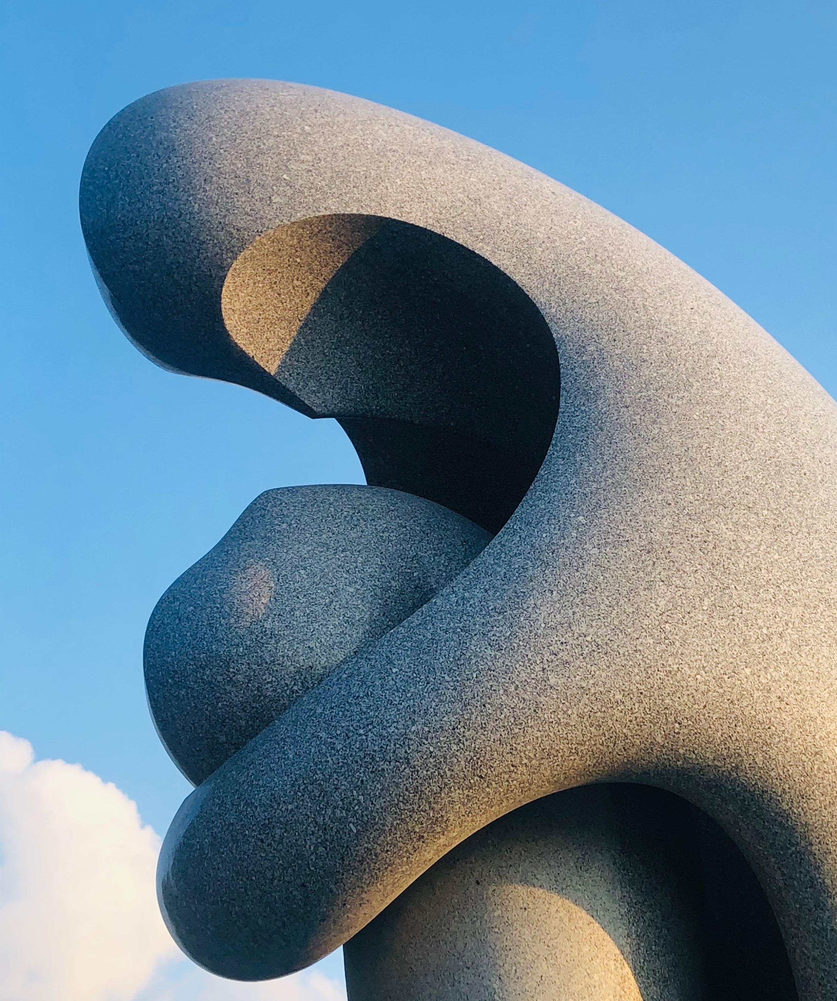 Une âme consolée, Khang Pham-New, sculpture monumentale en granit, mère et enfant en vente 2