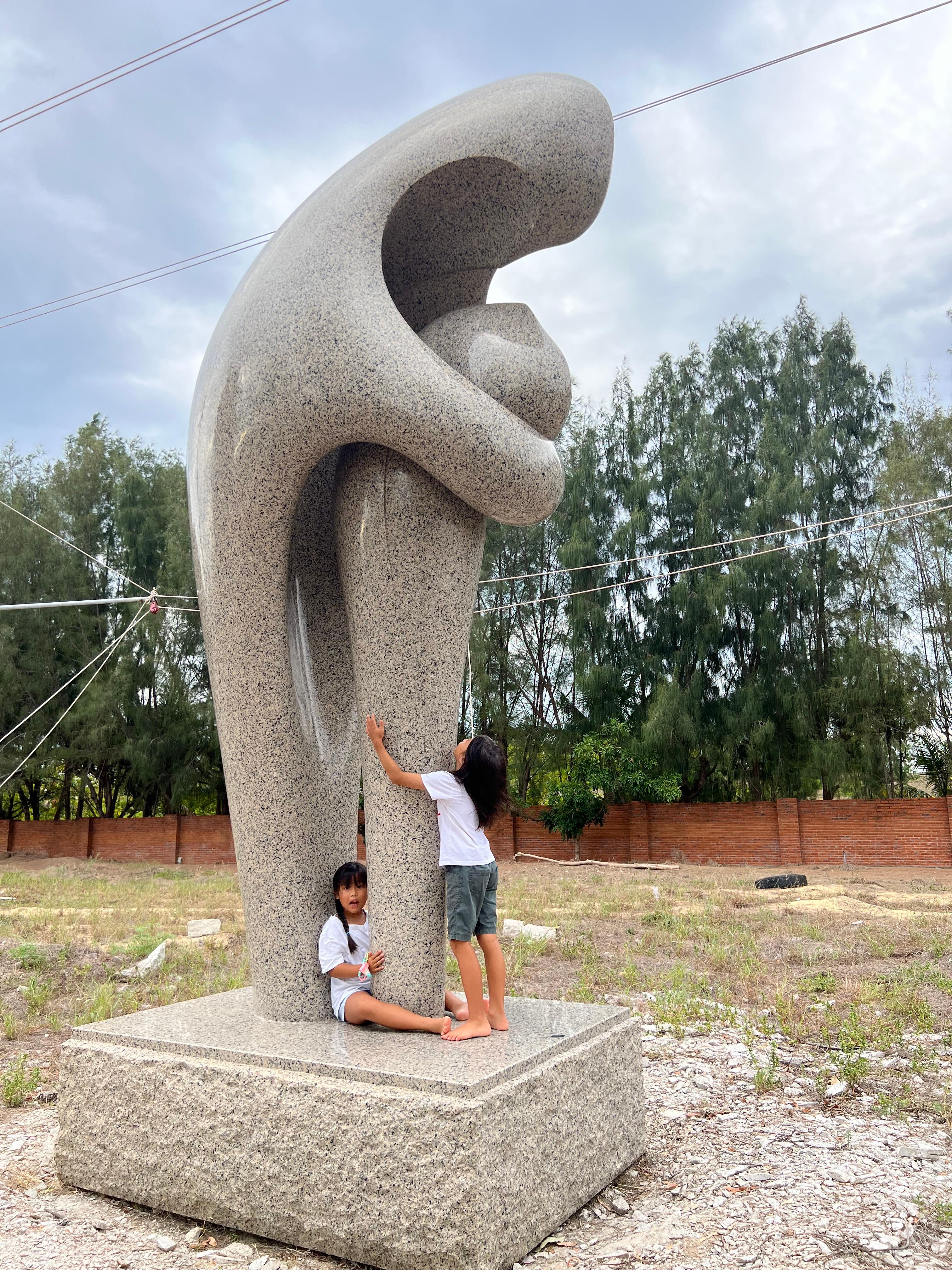 Eine Seele mit Konsole, Khang Pham-New, monumentale Skulptur aus Granit, Mutter und Kind
