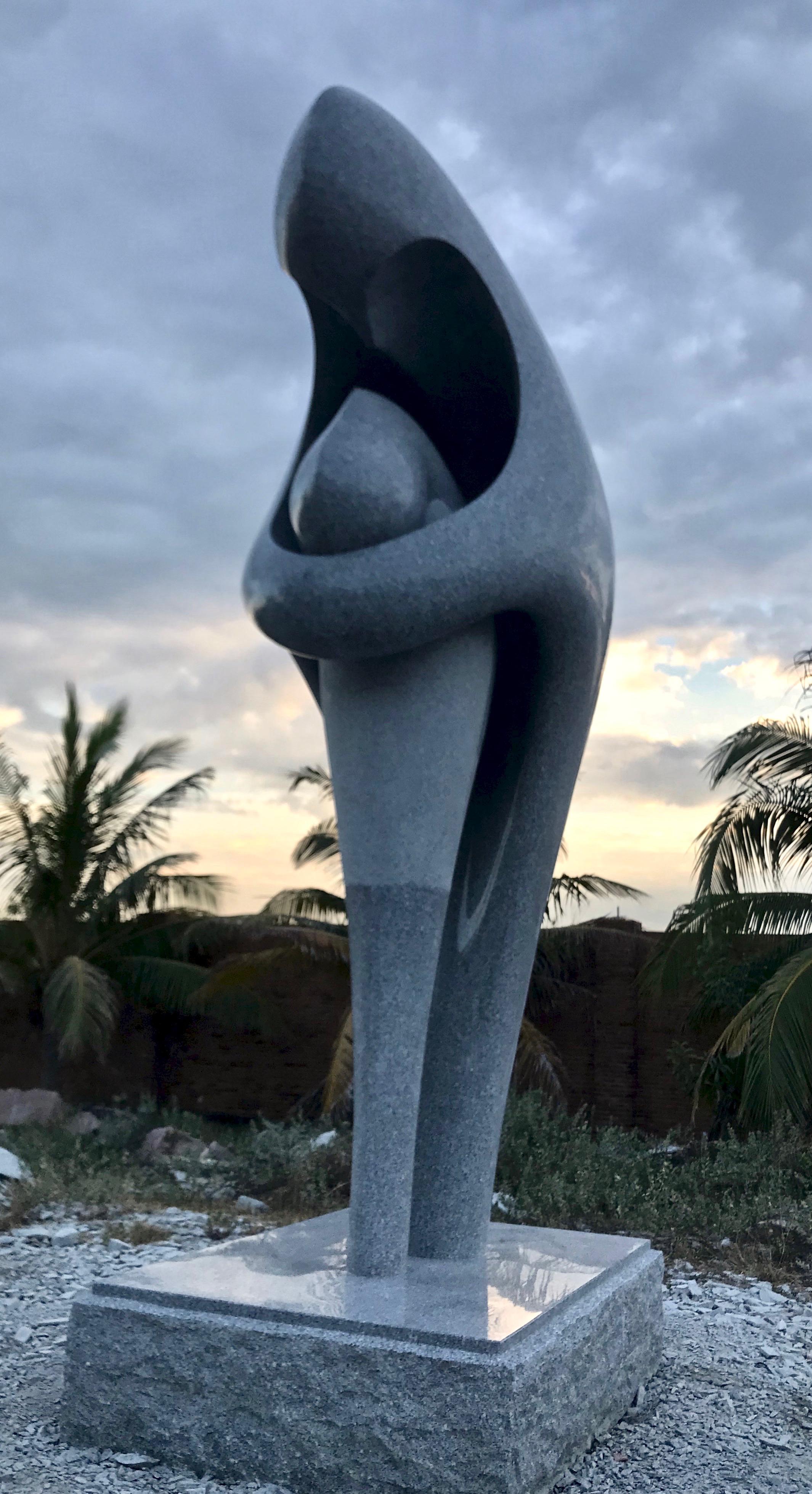 Une âme consolée, Khang Pham-New, sculpture monumentale en granit, mère et enfant en vente 4
