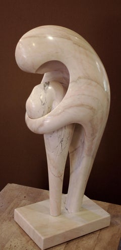 A Soul Consoled, Skulptur, von Khang Pham-New, Marmor, Weiß, Mutter, Kind