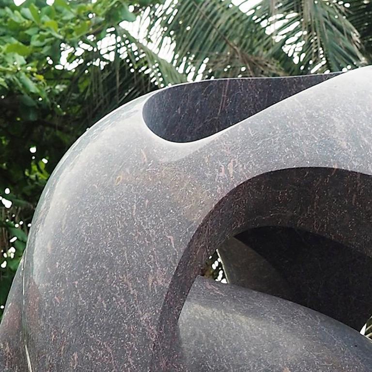 Escutcheon, großformatige abstrakte Granitskulptur von Khang Pham-New im Angebot 4
