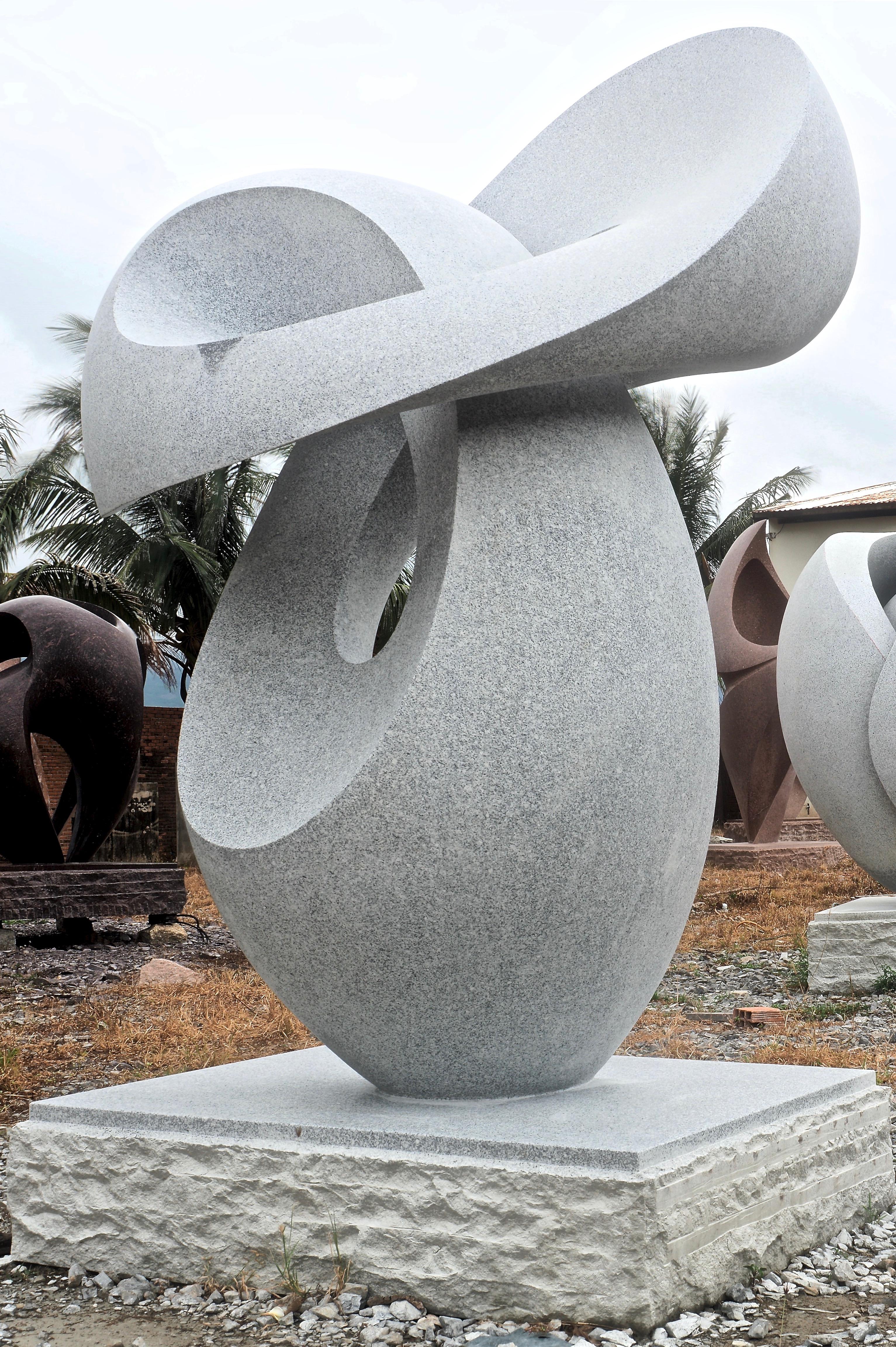 Unendlichkeit, monumentale zeitgenössische Skulptur aus weißem Granit von Khang Pham-New  im Angebot 2