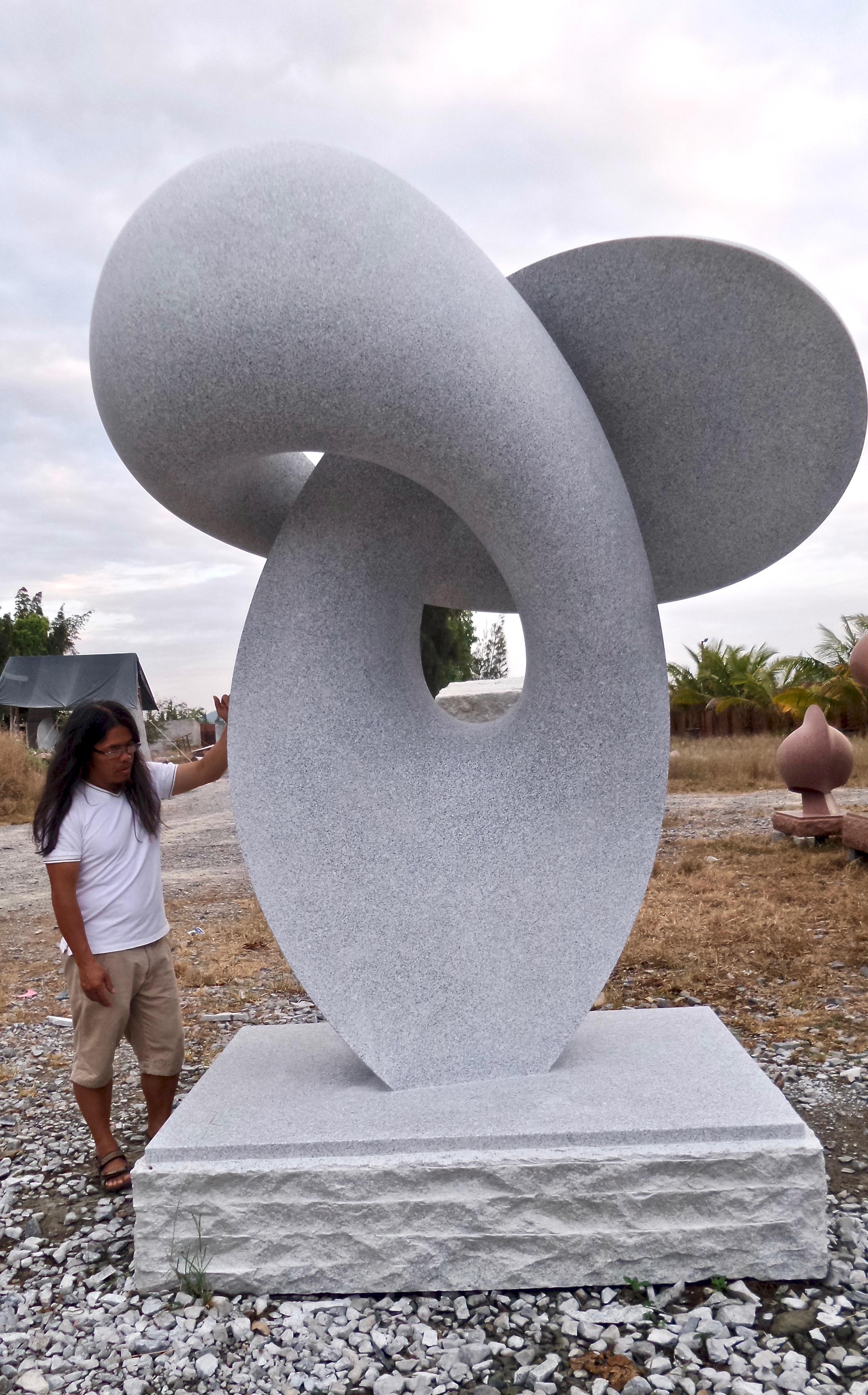 Unendlichkeit, monumentale zeitgenössische Skulptur aus weißem Granit von Khang Pham-New  im Angebot 1