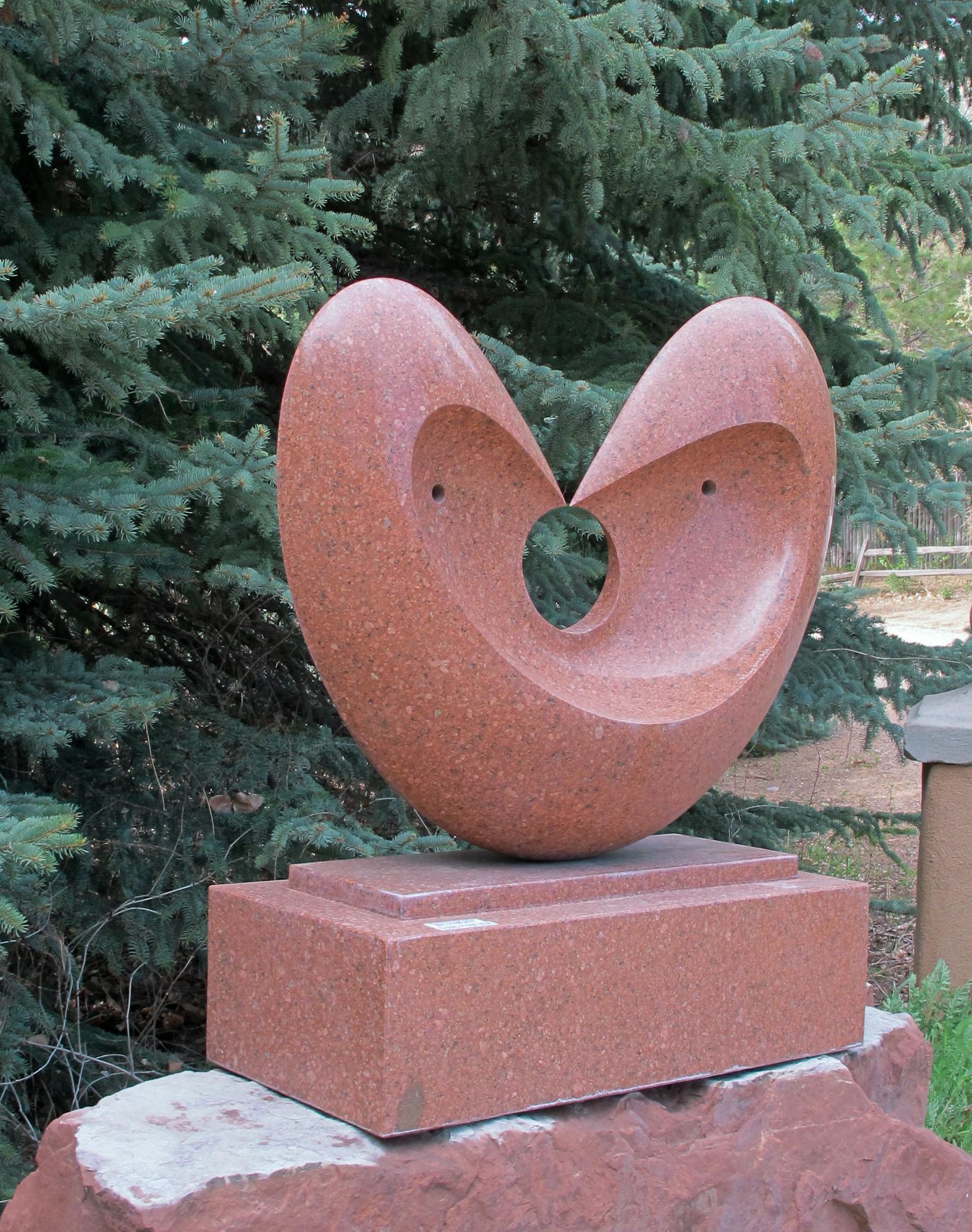 Matrimony, Skulptur aus rotem Granit, Herz, von Khang Pham-New, Indoor, Outdoor im Angebot 3