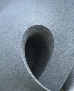 Night de Khang Pham-New, grande sculpture abstraite en granit gris, blanc, polie