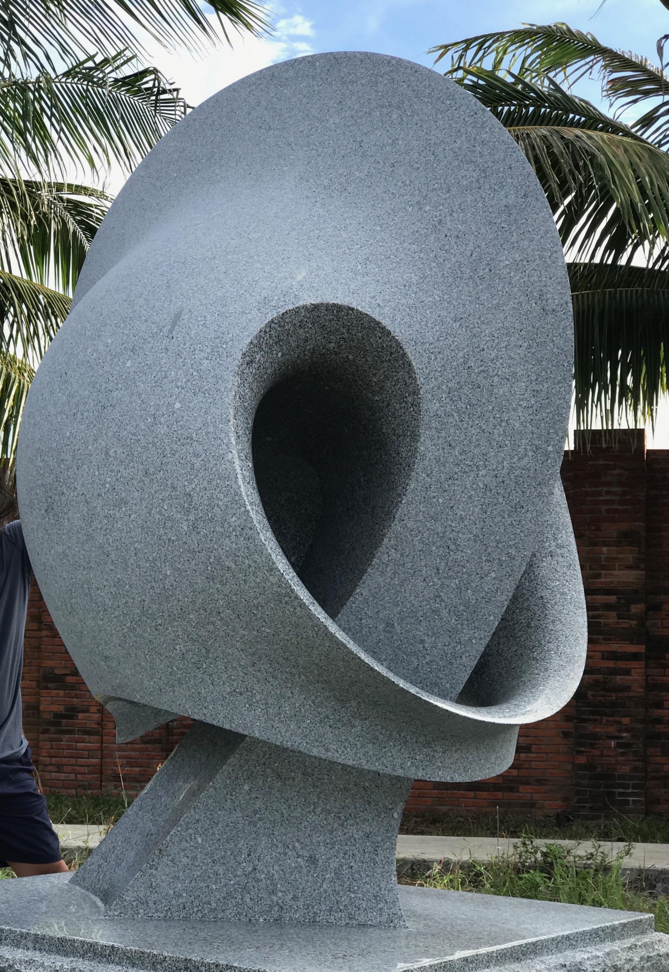 Night de Khang Pham-New, grande sculpture abstraite en granit gris, blanc, polie en vente 2