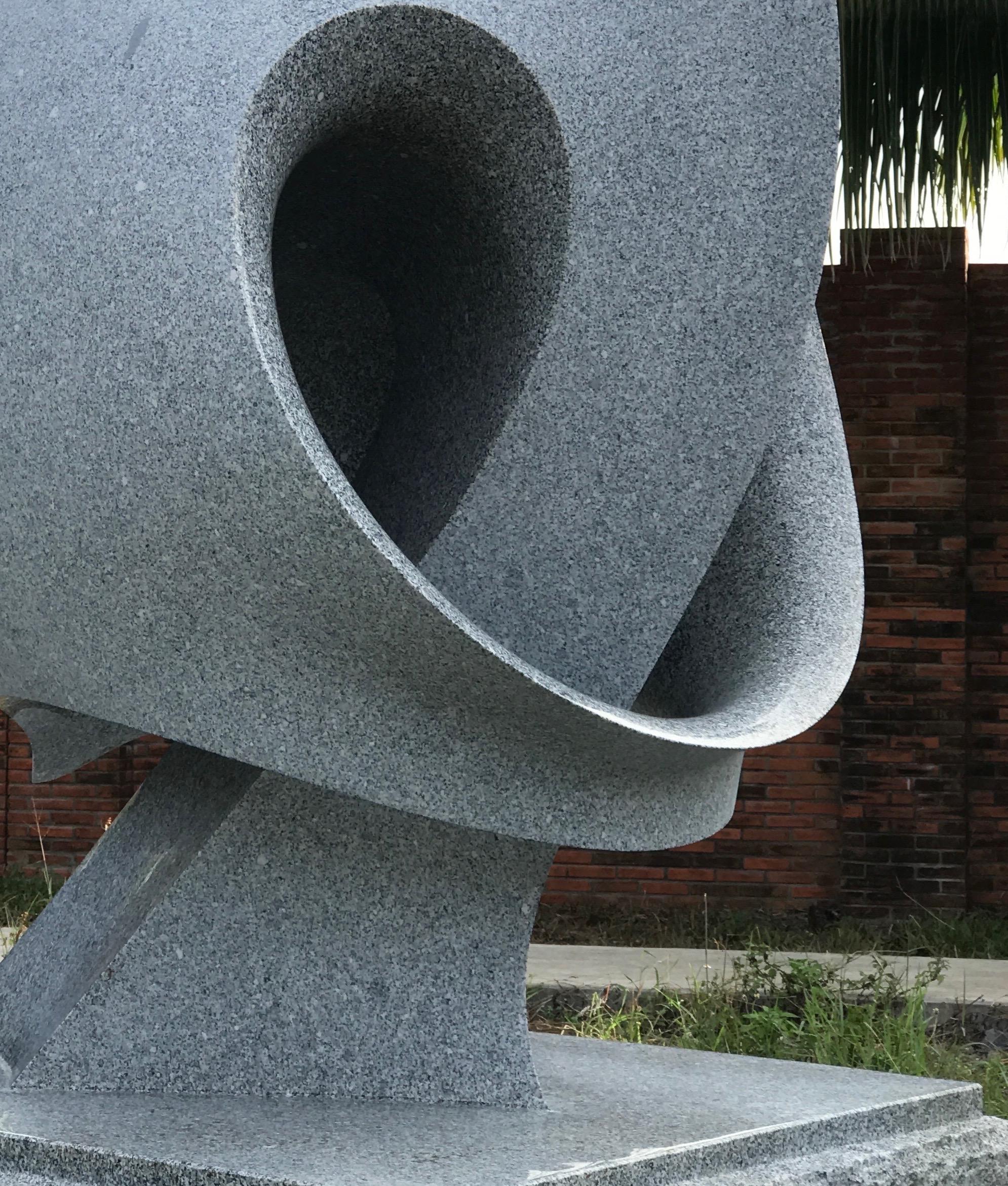 Night von Khang Pham-New, große abstrakte Granitskulptur, grau, weiß, poliert im Angebot 3