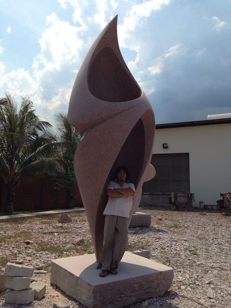 Silhouette umhüllt, Khang Pham-New, monumentale abstrakte Skulptur aus rotem Granit im Angebot 2