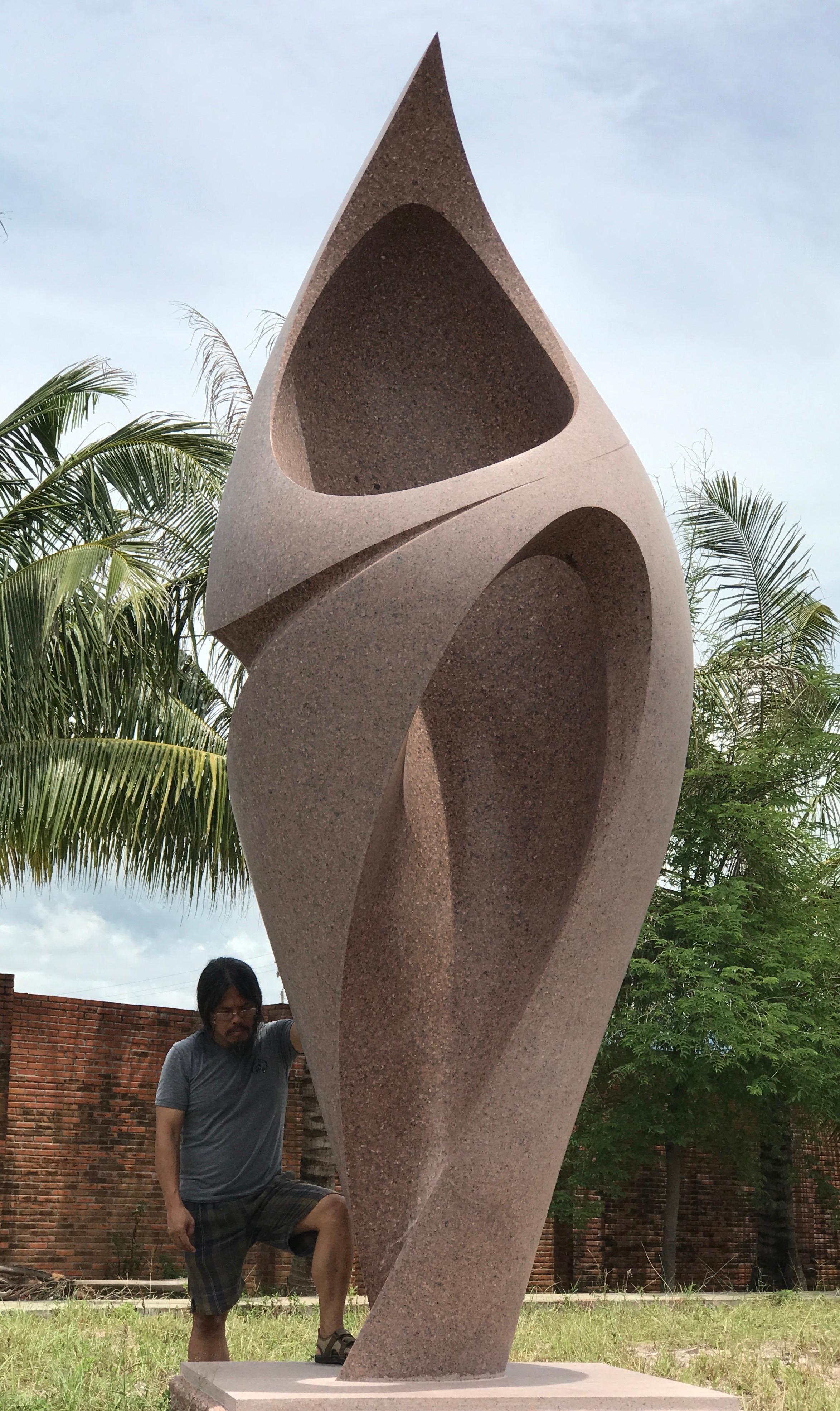 Silhouette umhüllt, Khang Pham-New, monumentale abstrakte Skulptur aus rotem Granit im Angebot 3