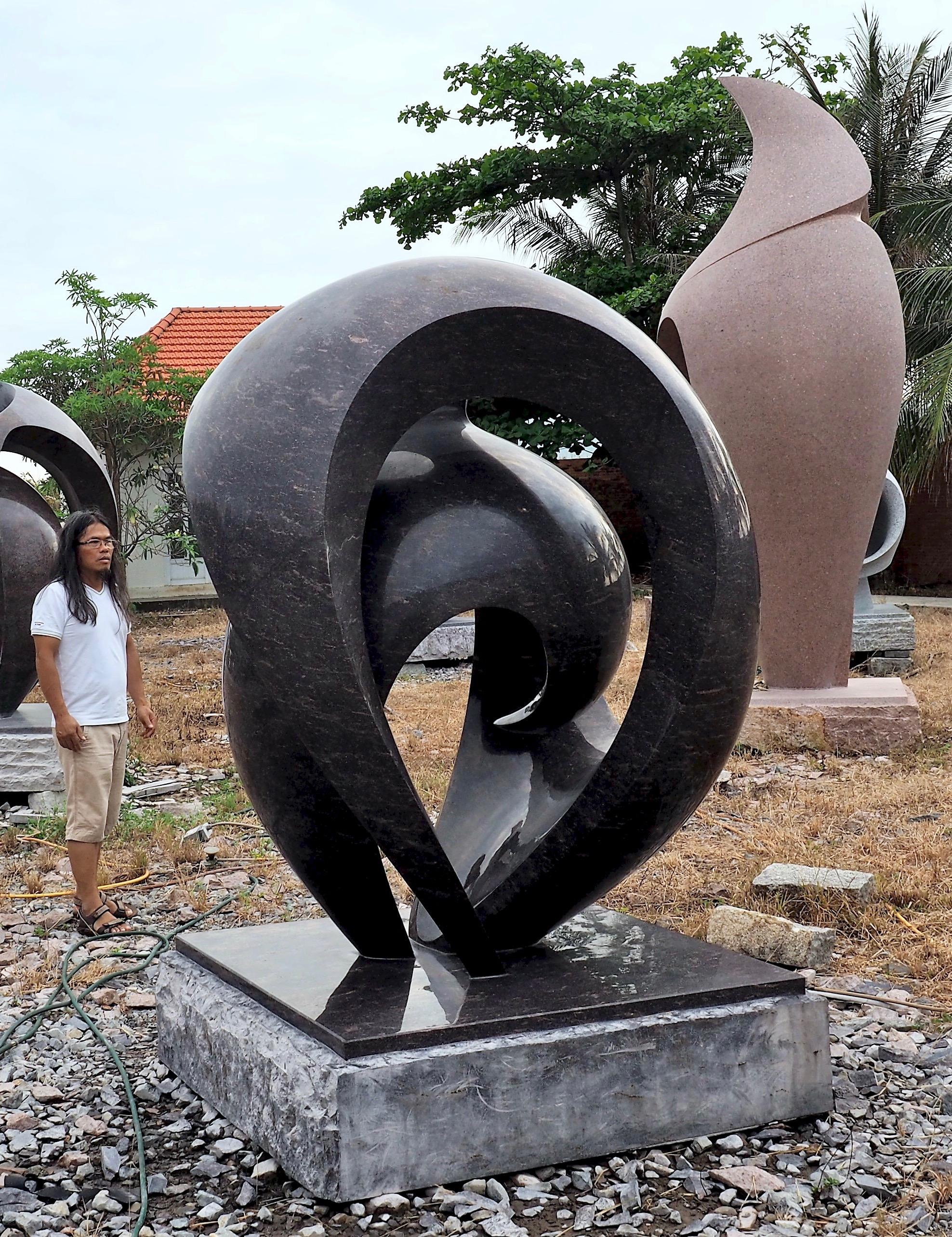 Silhouette umhüllt, Khang Pham-New, monumentale abstrakte Skulptur aus rotem Granit im Angebot 4