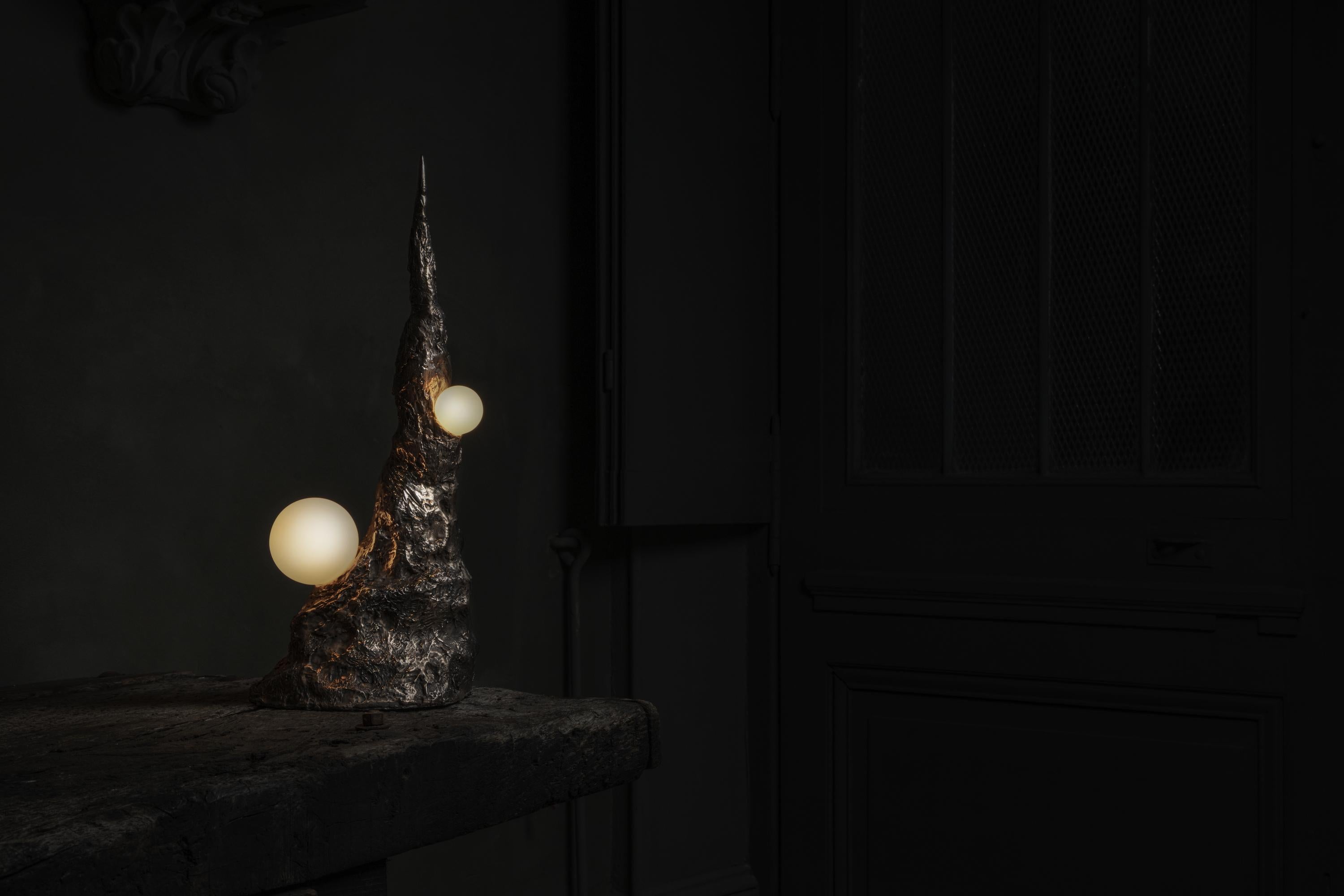Khaos - bronze sculptural table lamp, signed by William Guillon
Khaos
Dimensions: 52 x 17 x 20 cm
Weight: 7 kg.
Bronze
Limited edition 1/12, signed and numbered
Bulb E27, 540 lumens

With Khaos, William decides to extend the researches of