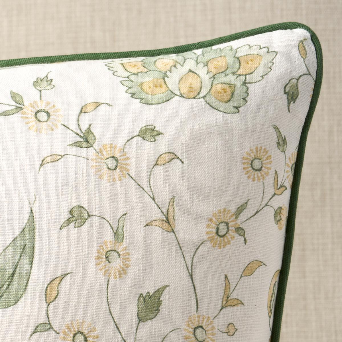 Cet oreiller est orné d'un motif floral Khilana. Ce motif floral simple et stylisé, inspiré des motifs traditionnels indiens, a l'aspect nuancé d'une impression à la main. L'oreiller est terminé par un passepoil en coton brossé Elliott. Contenu du
