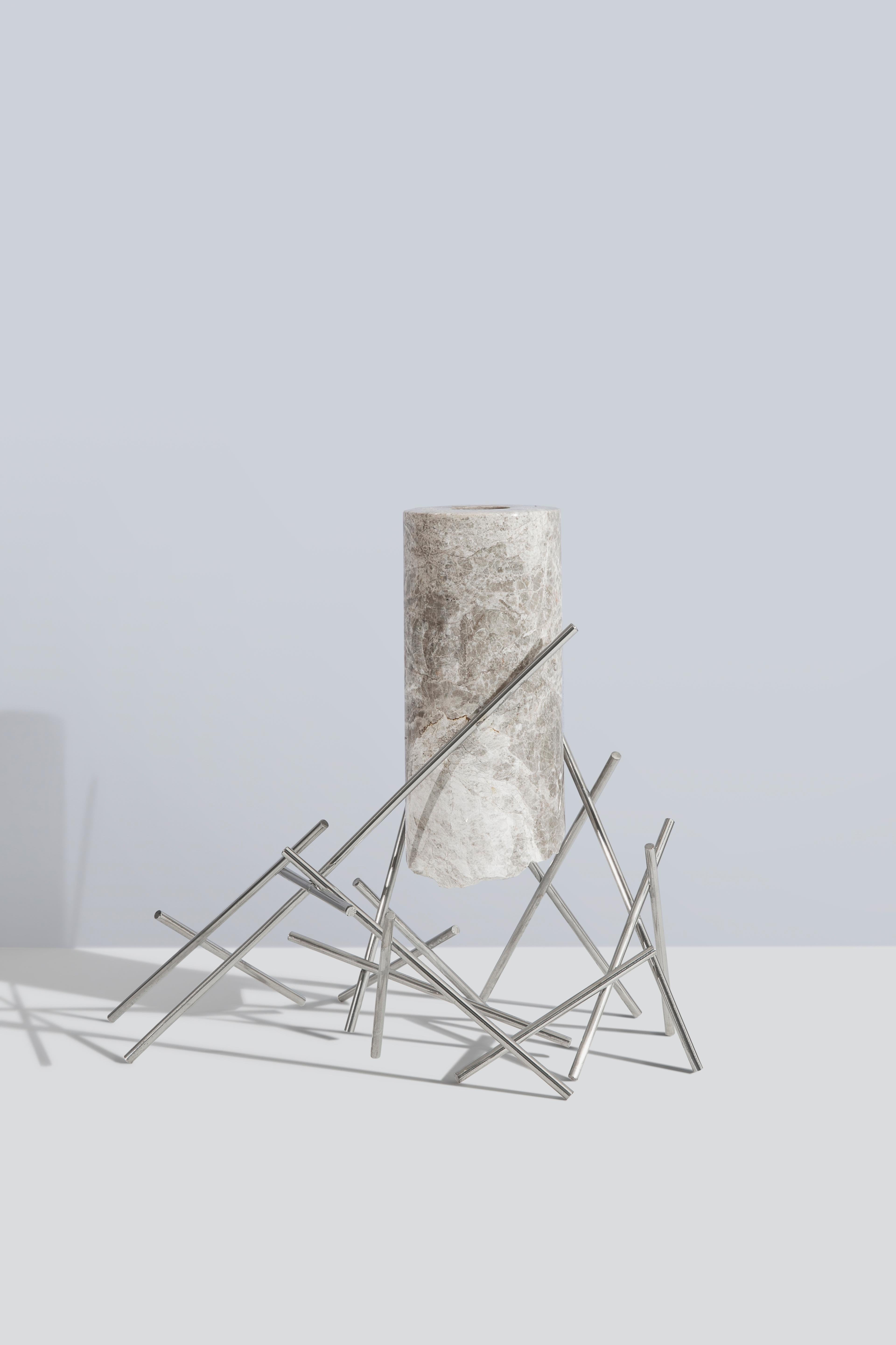 Vase Khiz d'Elham Nejati
Dimensions : Ø 29 x H 44 cm.
Matériaux : Marbre noir, marbre blanc, acier inoxydable.

Elham Nejati :
