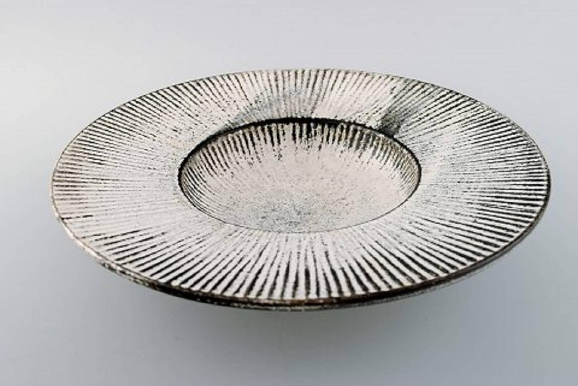 Kähler, Denmark, glazed stoneware dish, 1930s.
Designed by Svend Hammershoi.
Glaze in black and grey.
Measures 26.5 x 6 cm.
Marked.
In perfect condition.