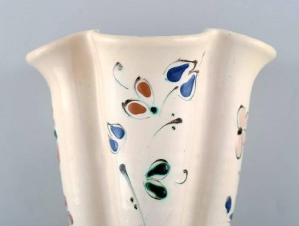 Kähler, Denmark, glazed stoneware. Plant pot for wall.
Stamped. 1930s.
Measures: 20 cm. long.
In perfect condition.