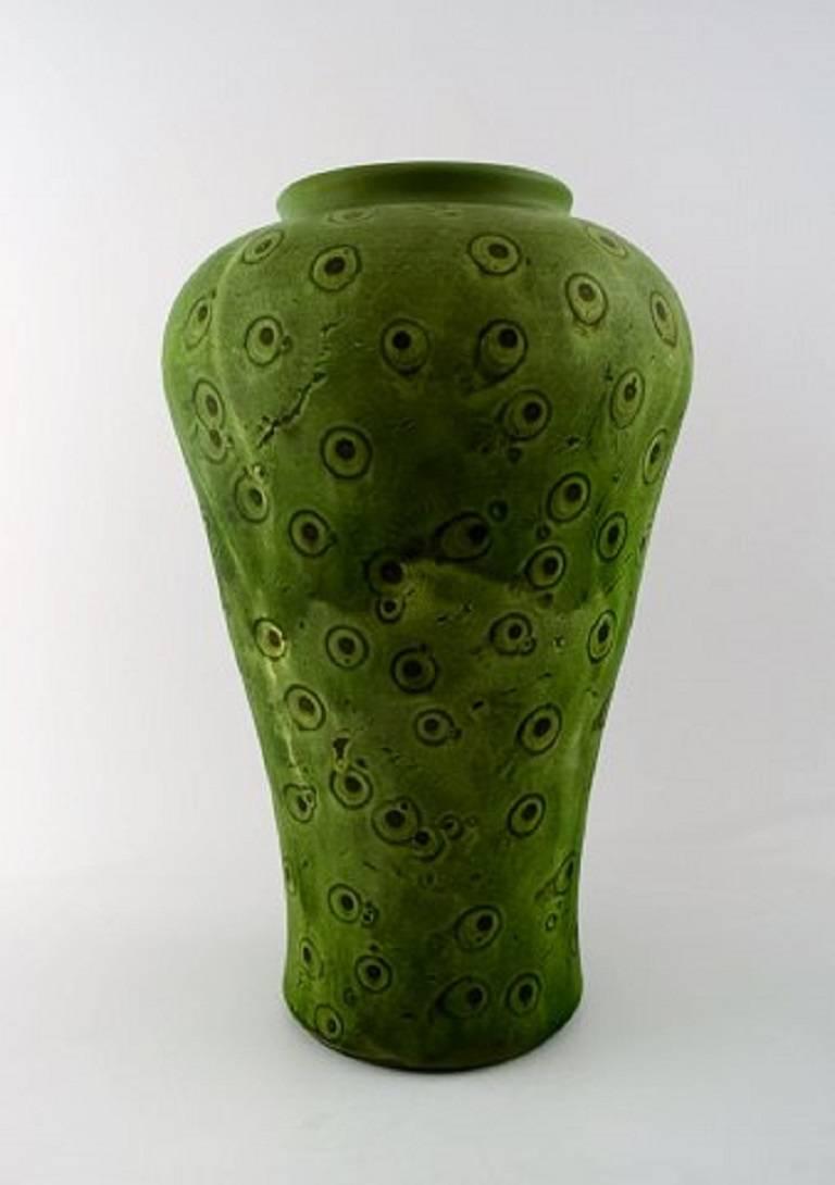 Kähler, Denmark, large glazed stoneware vase.
Beautiful green glaze.
1930s-1940s.
Stamped.
Measures: 35 cm. x 23 cm.
In perfect condition.