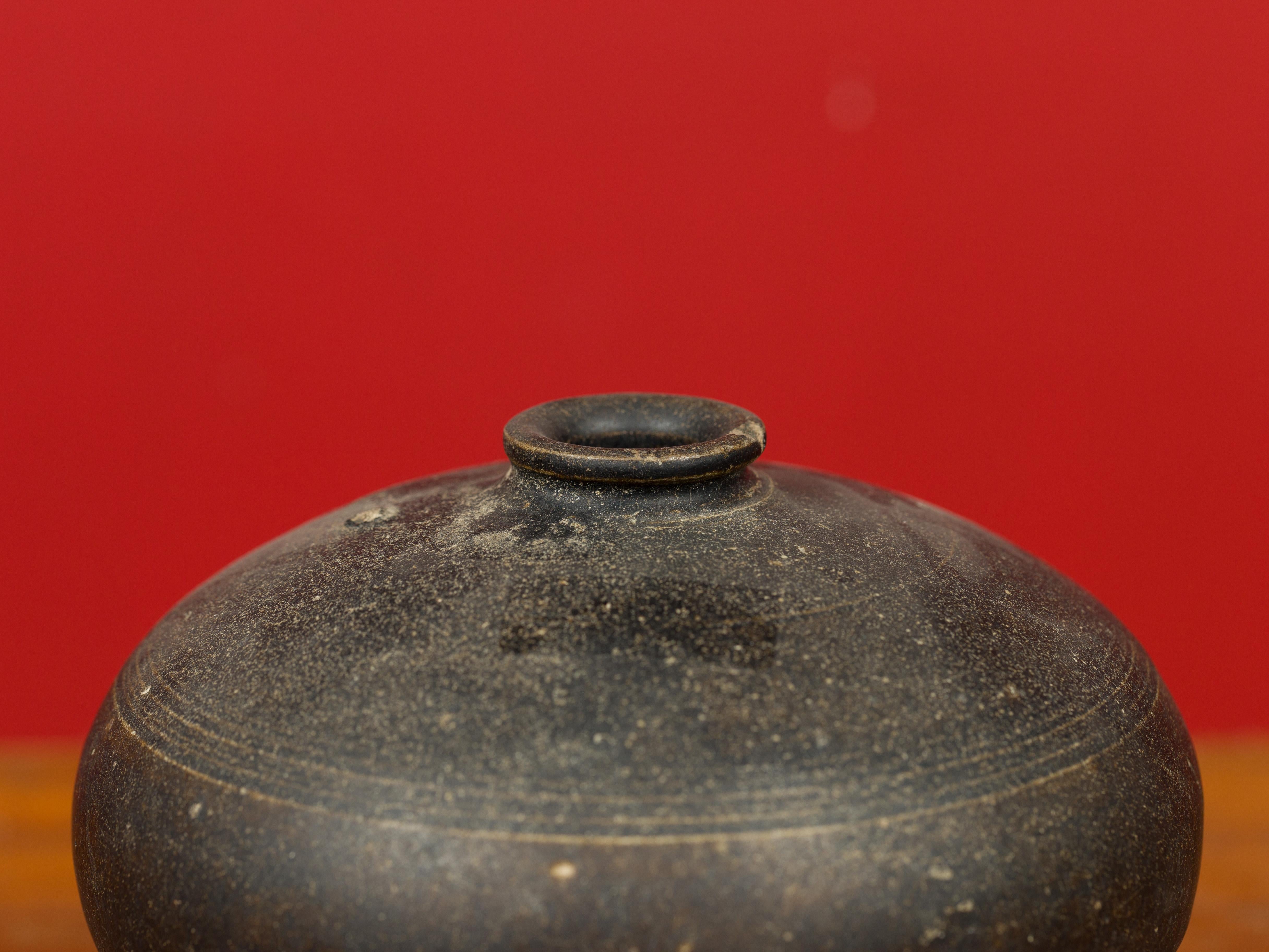Khmer Angkor Period 12th Century Black Glazed Ceramic with Concentric Lines In Good Condition In Yonkers, NY