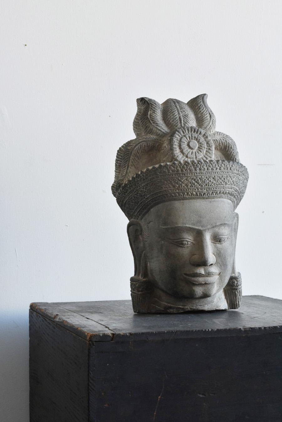I would like to introduce some very nice items.
This is a stone Buddha head from Cambodia's Khmer Dynasty, made around the 14th and 15th centuries.
The Khmer Dynasty was a large dynasty spanning Cambodia and Thailand that prospered from the 9th