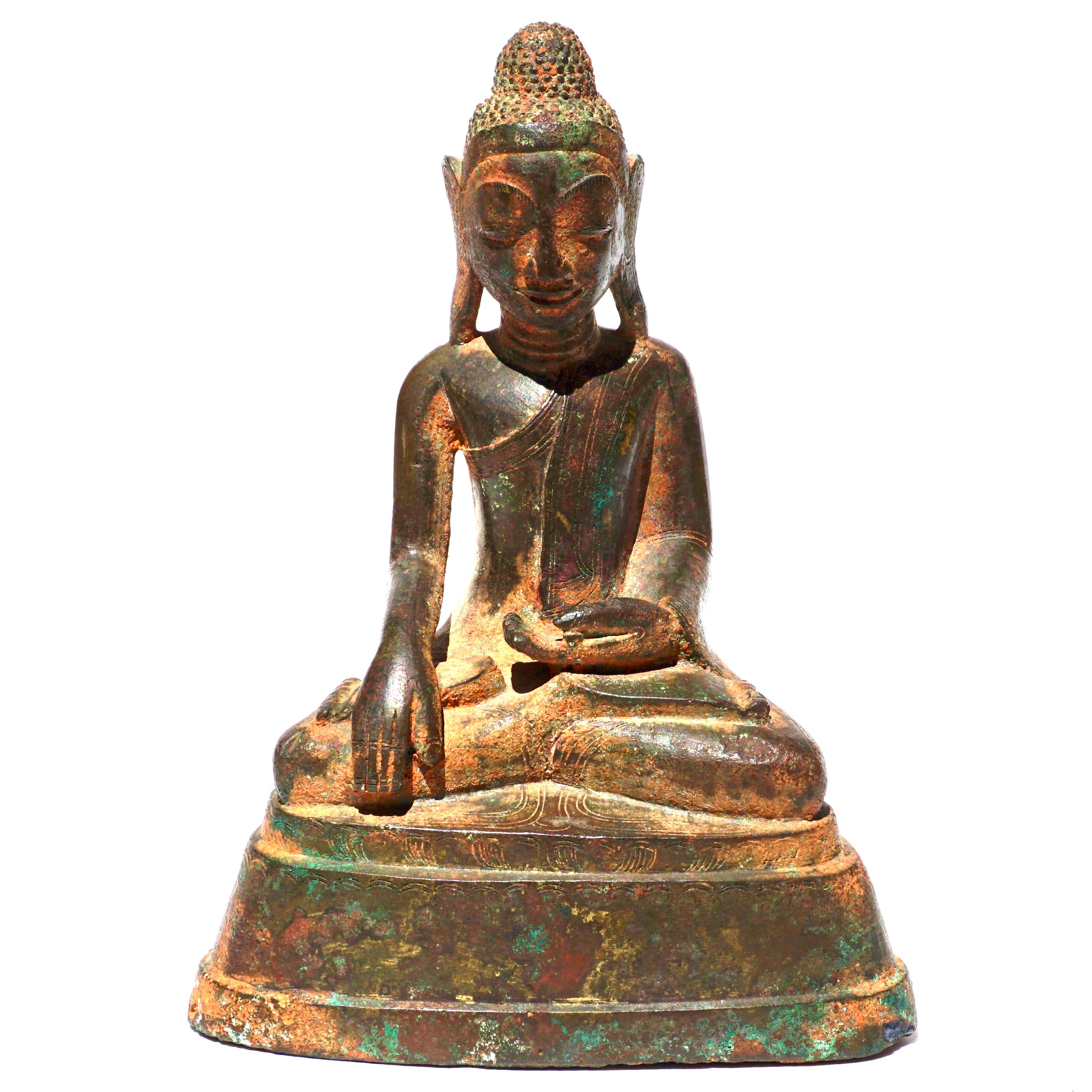 Bouddha khmer en bronze
Cambodge, 17e/18e siècle 
Sculpture en cuivre et bronze représentant un Bouddha assis avec des traces de dorure. Écritures au verso ; peut-être une prière.

Dimensions : Hauteur 6 1/4 pouces (15.8 cm)}

AVANTIQUES a