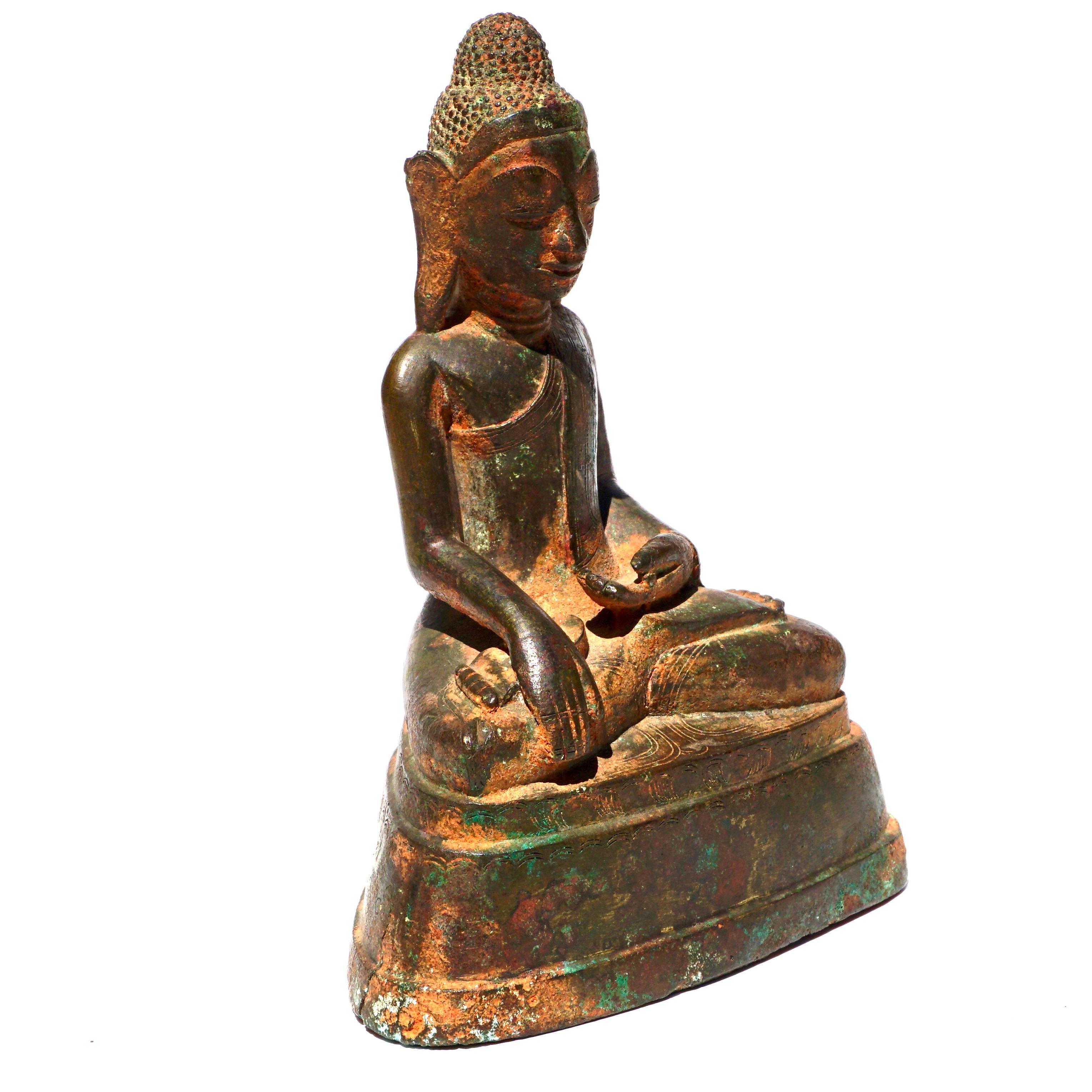 Kambodschanischer Maitreya-Buddha aus Bronze mit Schriften aus dem 17. und 18. Jahrhundert (Malayer) im Angebot