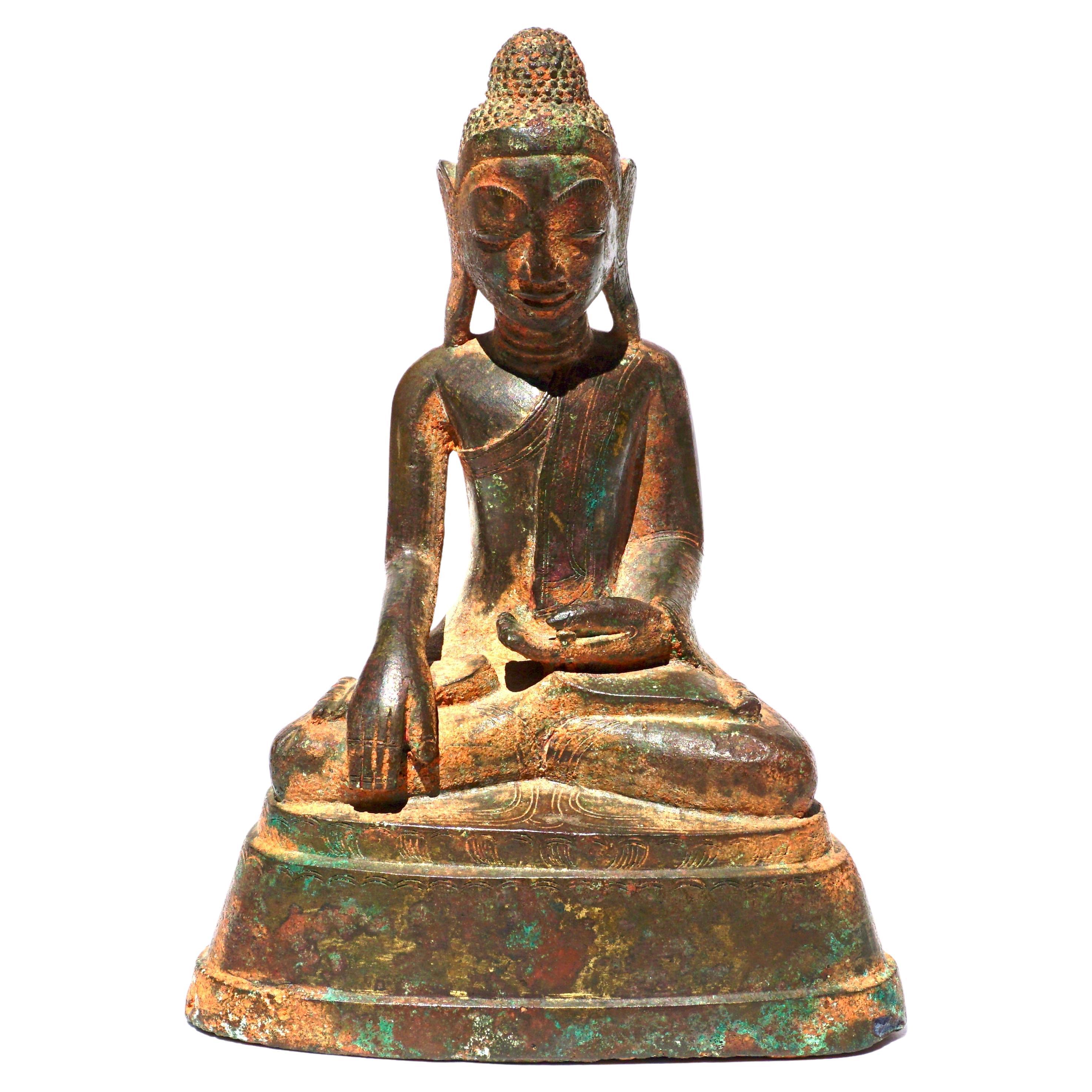 Bouddha de Maitreya en bronze cambodgien du 17ème-18ème siècle avec écrits en vente