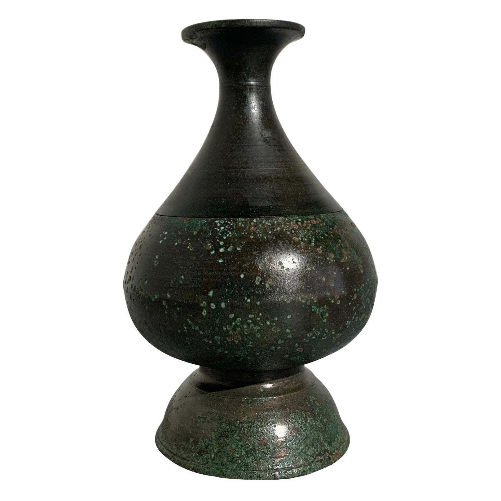 Vase bouteille en bronze cambodgien en deux parties, période Angkor, 12e-14e siècle