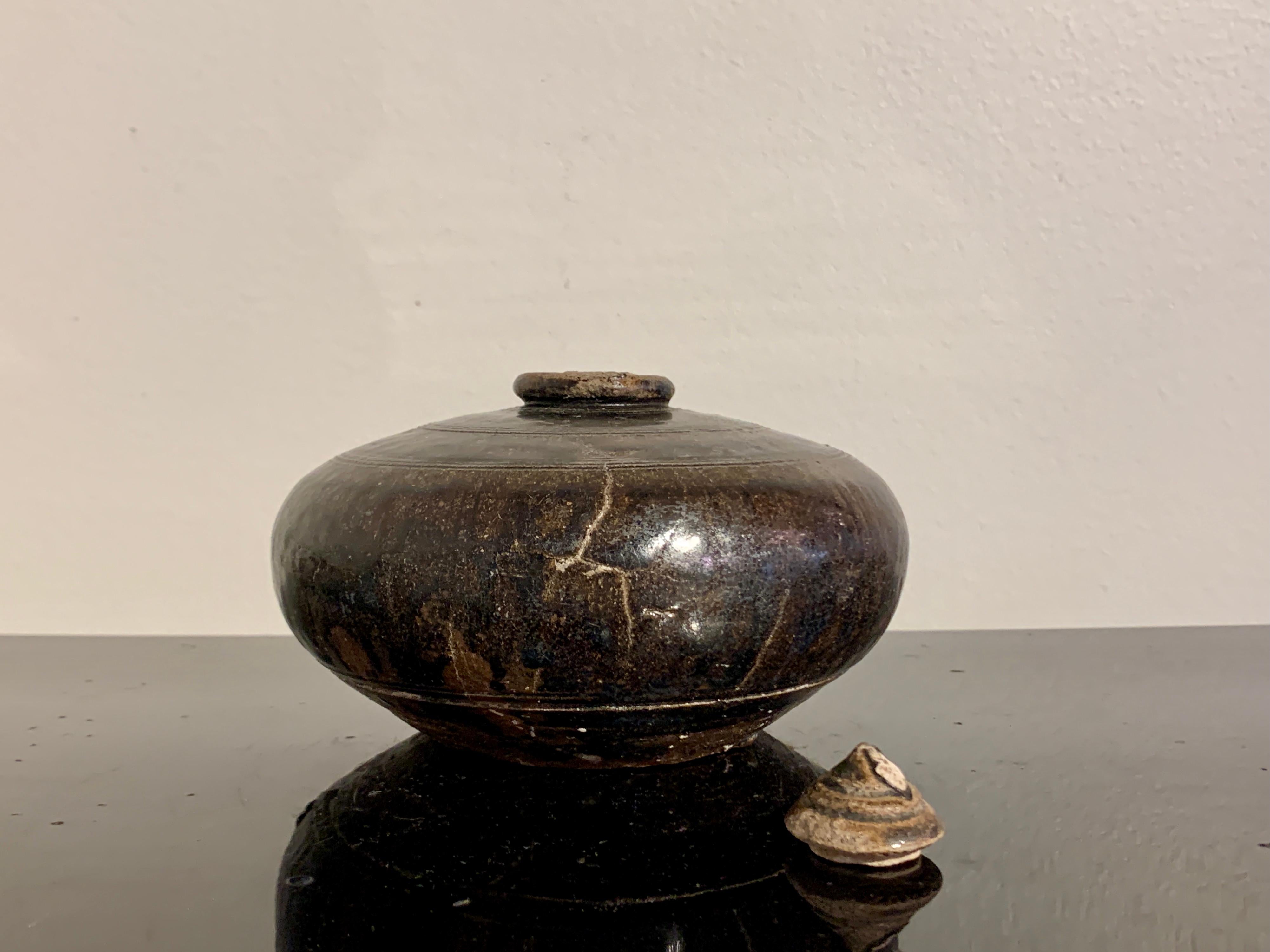 Braun glasierter Khmer-Steinzeugtopf mit Deckel, 12. bis 14. Jahrhundert, Kambodscha im Zustand „Gut“ im Angebot in Austin, TX