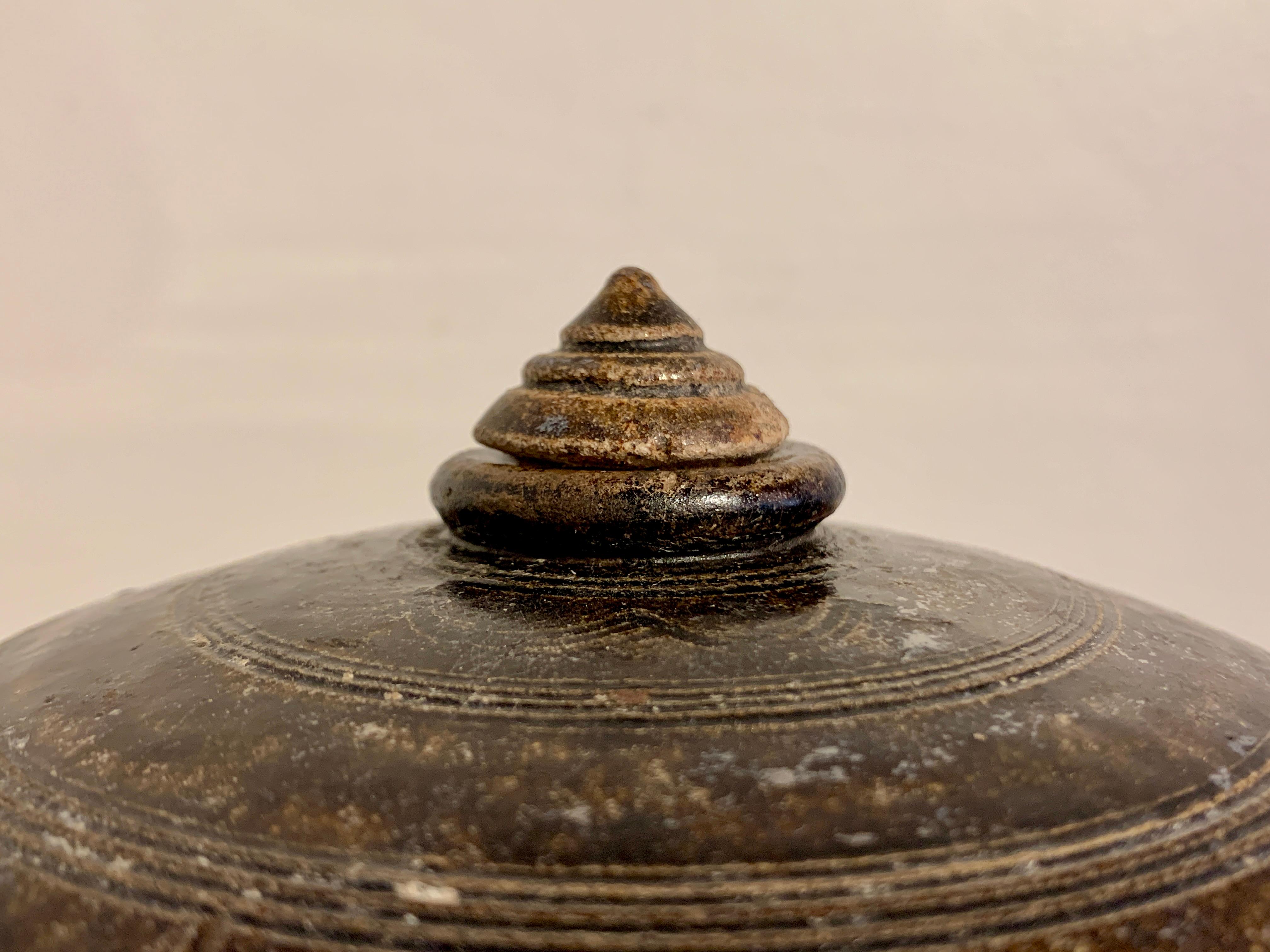 Braun glasierter Khmer-Steinzeugtopf mit Deckel, 12. bis 14. Jahrhundert, Kambodscha (Steingut) im Angebot