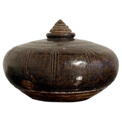 Vaso in gres con coperchio smaltato marrone Khmer, XII-XIV secolo, Cambogia