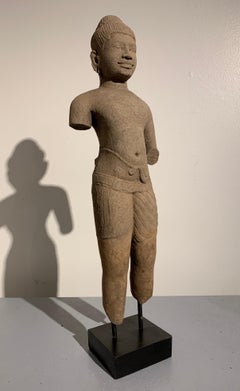 divinité masculine cambodgienne en grès sculpté, style Baphoun, 11e siècle