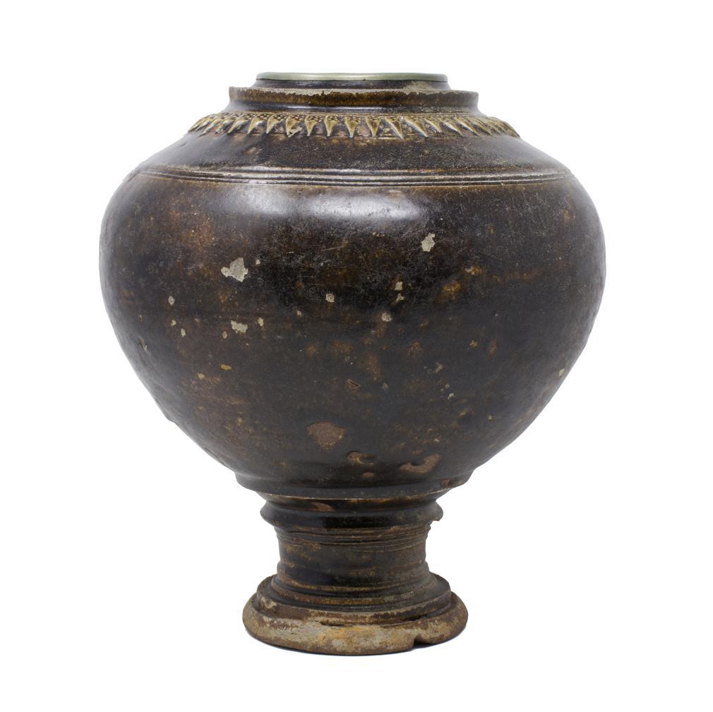 Khmer Pedestal Jar, 12th century For Sale 2