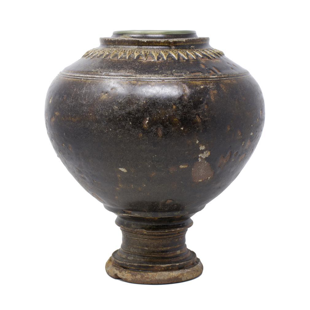 Khmer Pedestal Jar, 12th century For Sale 3