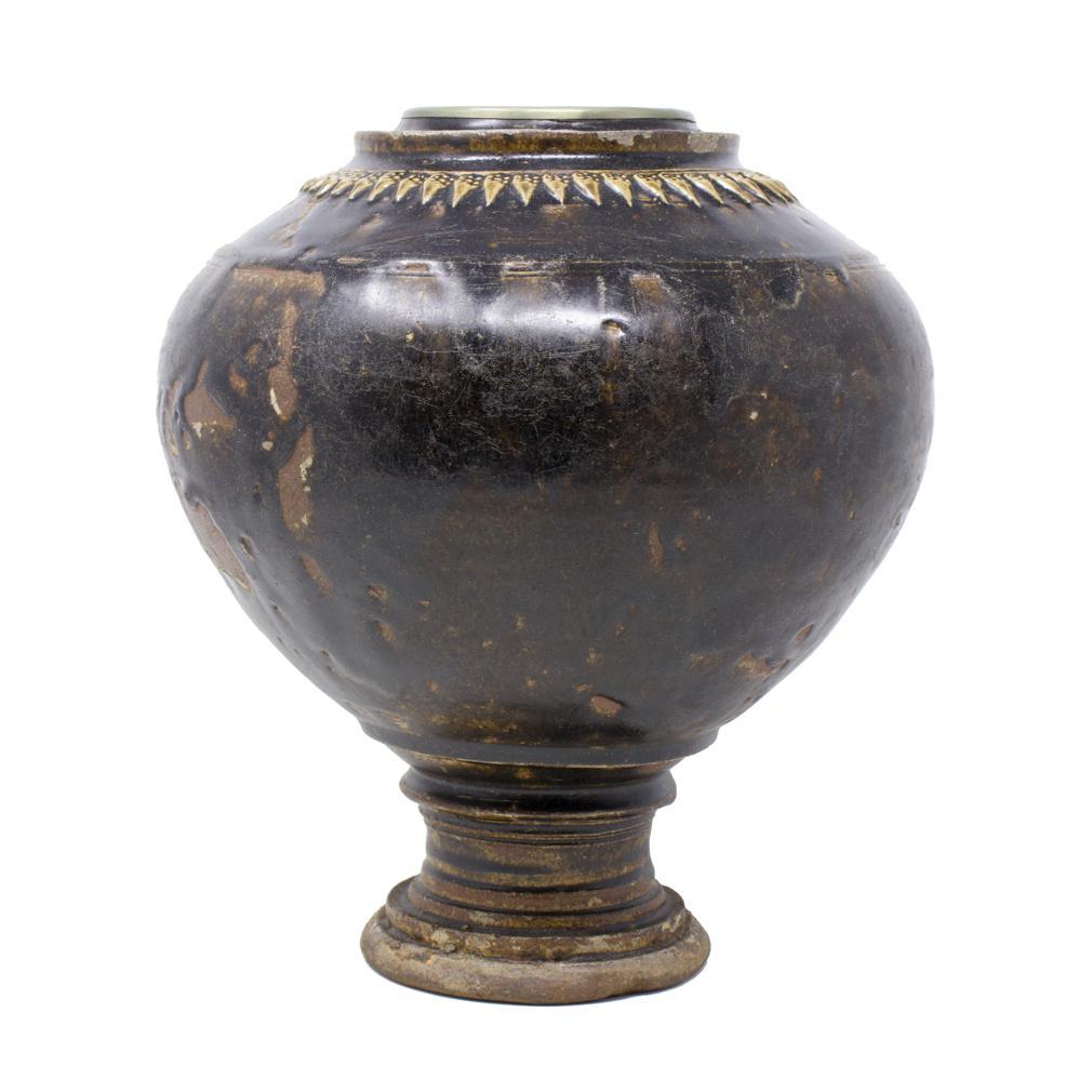 Khmer Pedestal Jar, 12th century For Sale 1