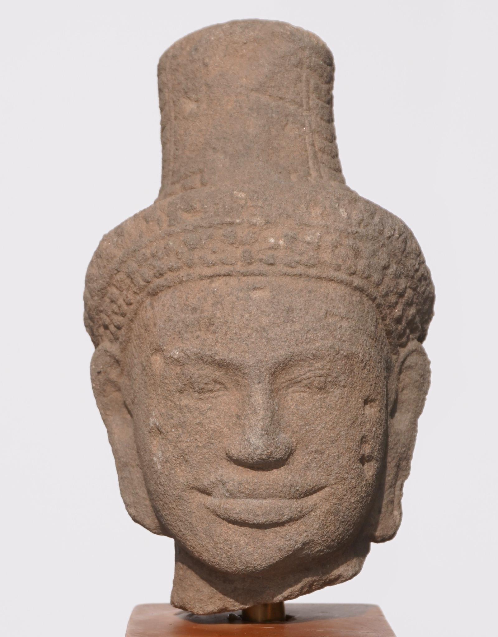 Asiatique Tête de Bouddha Shiva en pierre de sable du Cambodge 11ème siècle en vente