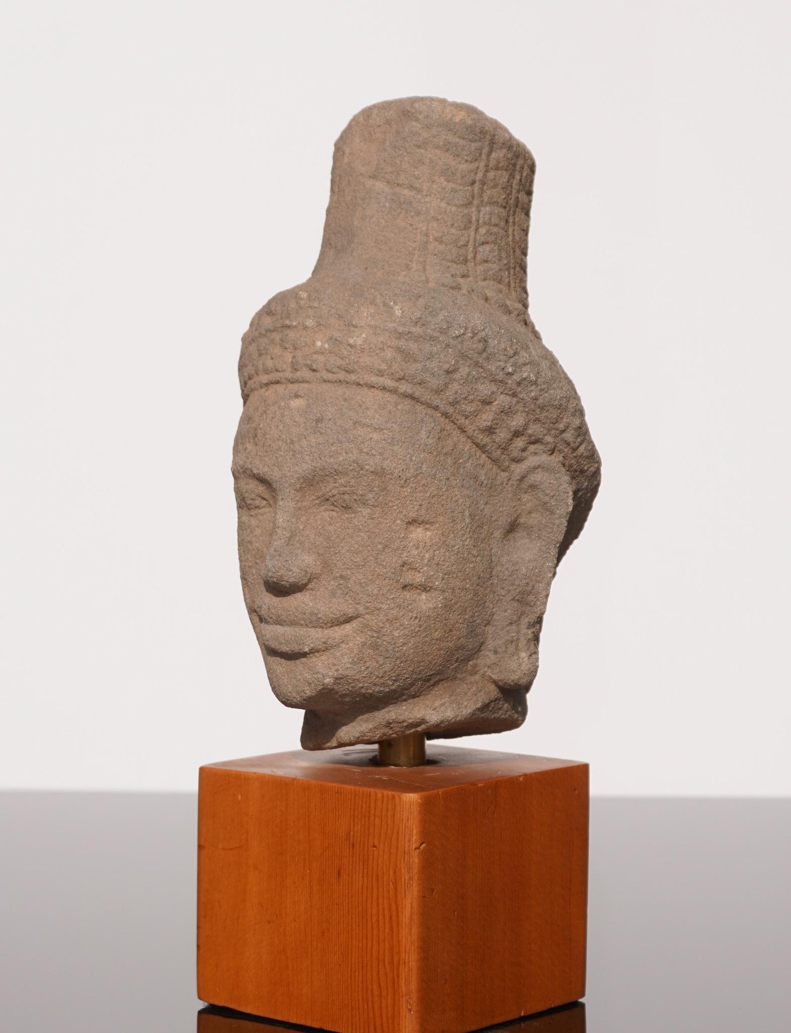 XVIIIe siècle et antérieur Tête de Bouddha Shiva en pierre de sable du Cambodge 11ème siècle en vente