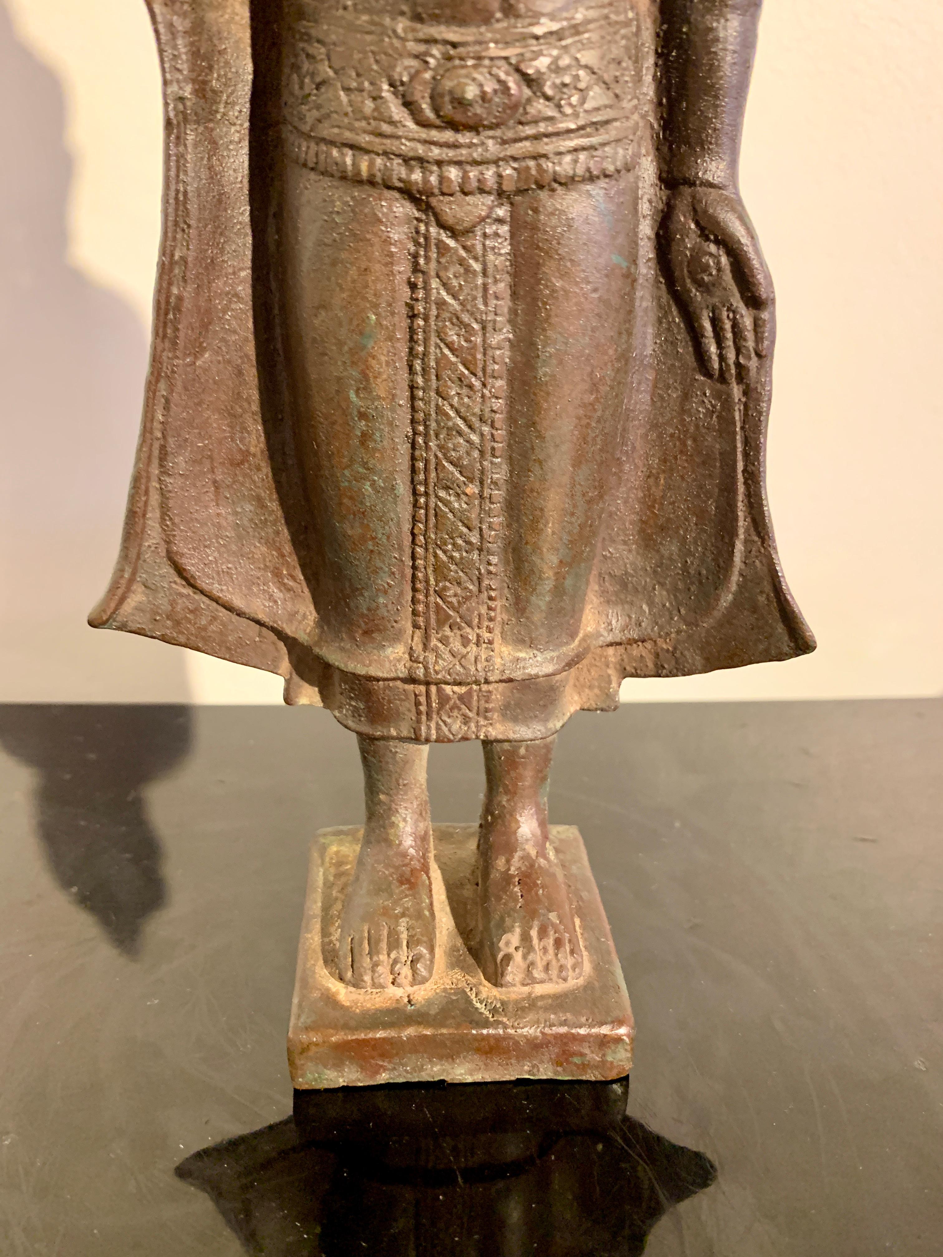 Figure en bronze de style cambodgien représentant un Bouddha debout, milieu du 20e siècle, Thaïlande en vente 3