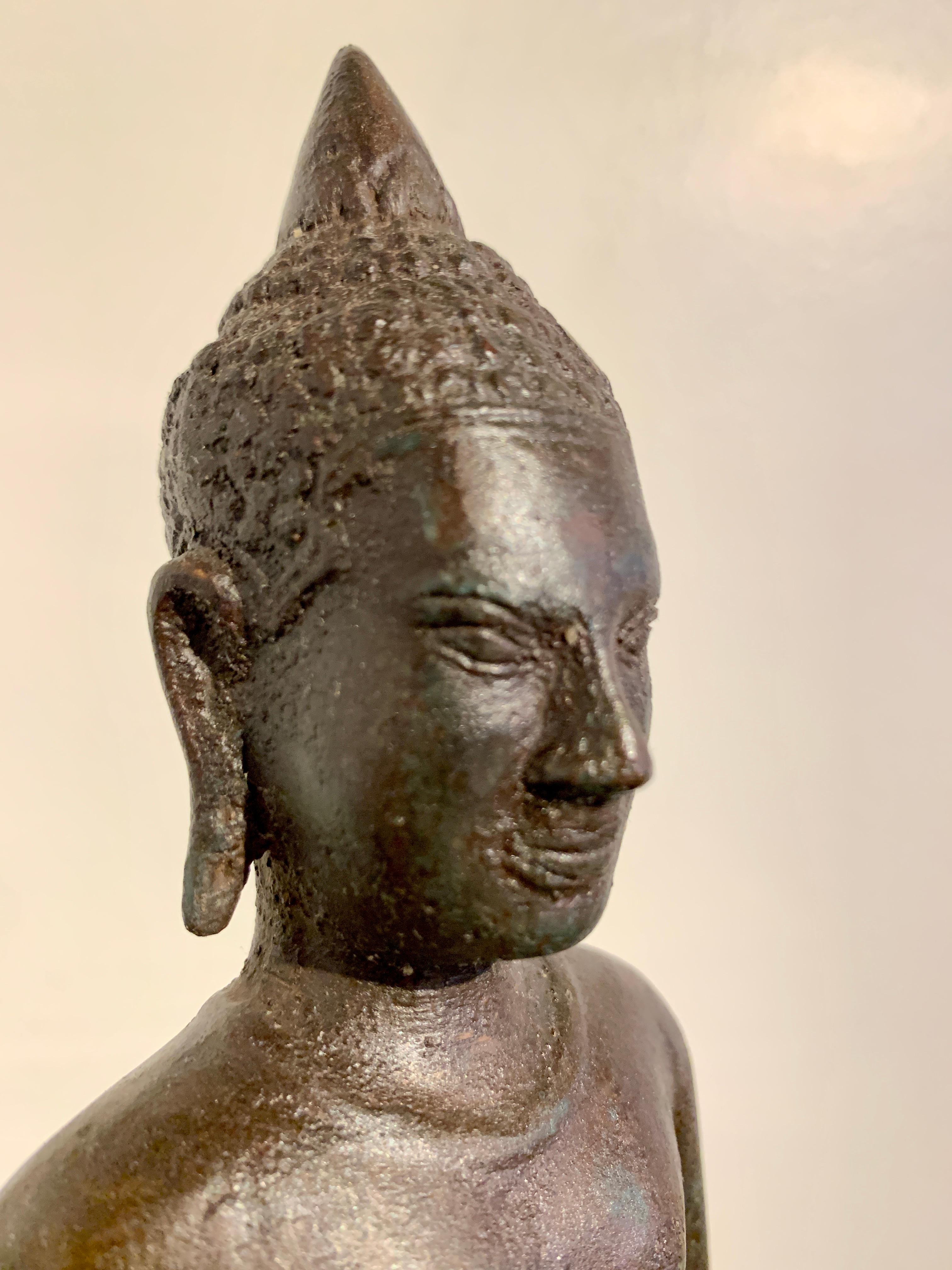 Figure en bronze de style cambodgien représentant un Bouddha debout, milieu du 20e siècle, Thaïlande en vente 4