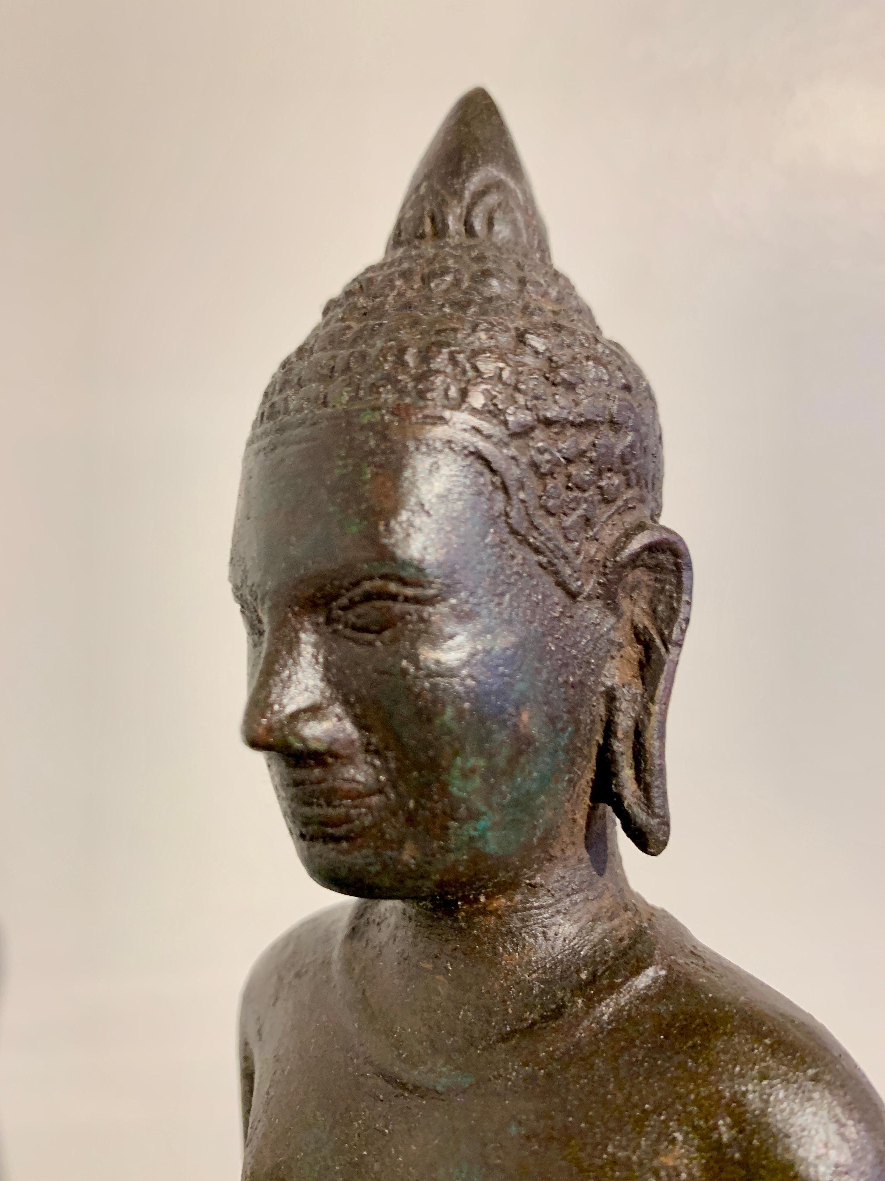 Figure en bronze de style cambodgien représentant un Bouddha debout, milieu du 20e siècle, Thaïlande en vente 5
