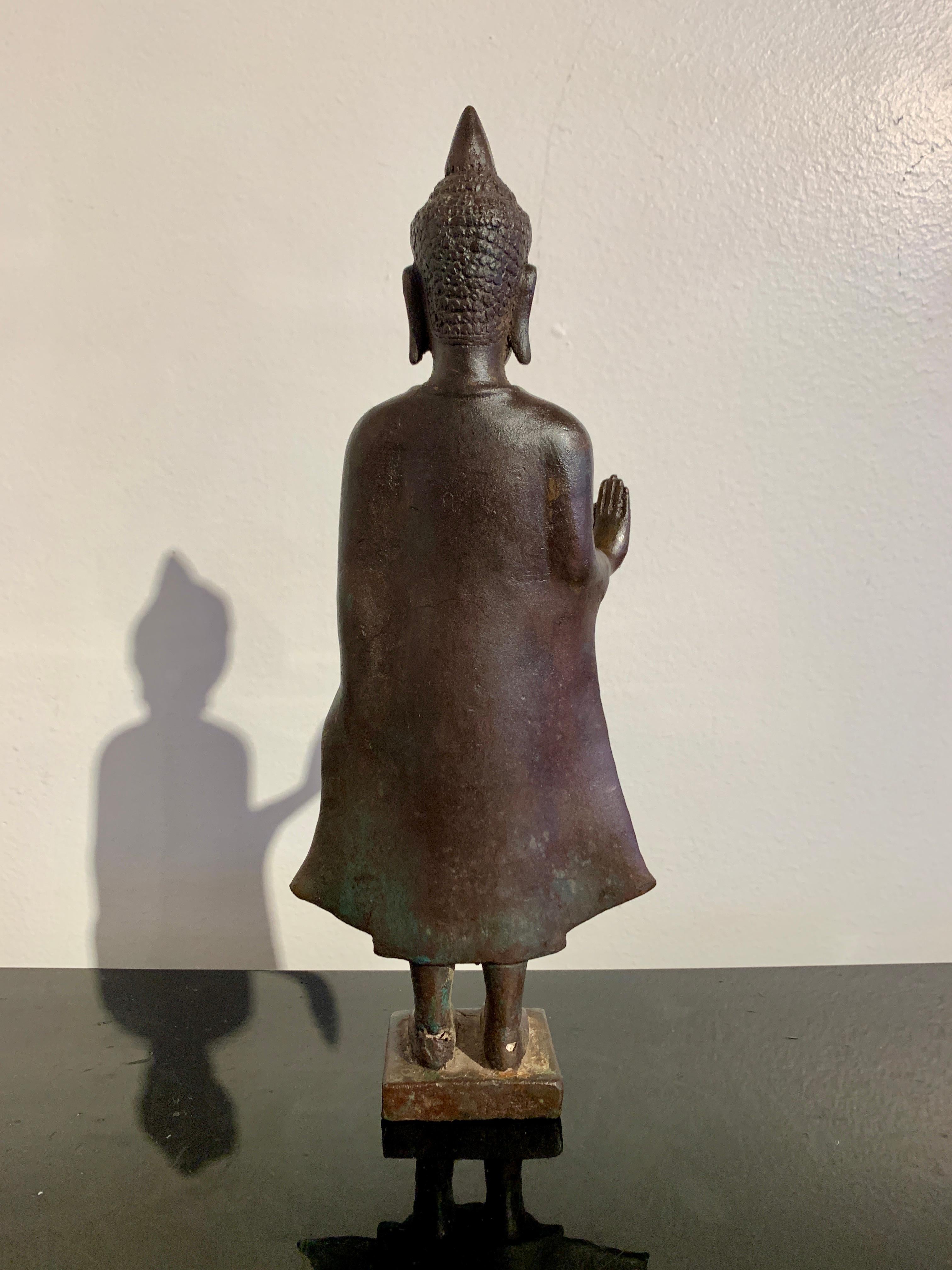 Moulage Figure en bronze de style cambodgien représentant un Bouddha debout, milieu du 20e siècle, Thaïlande en vente