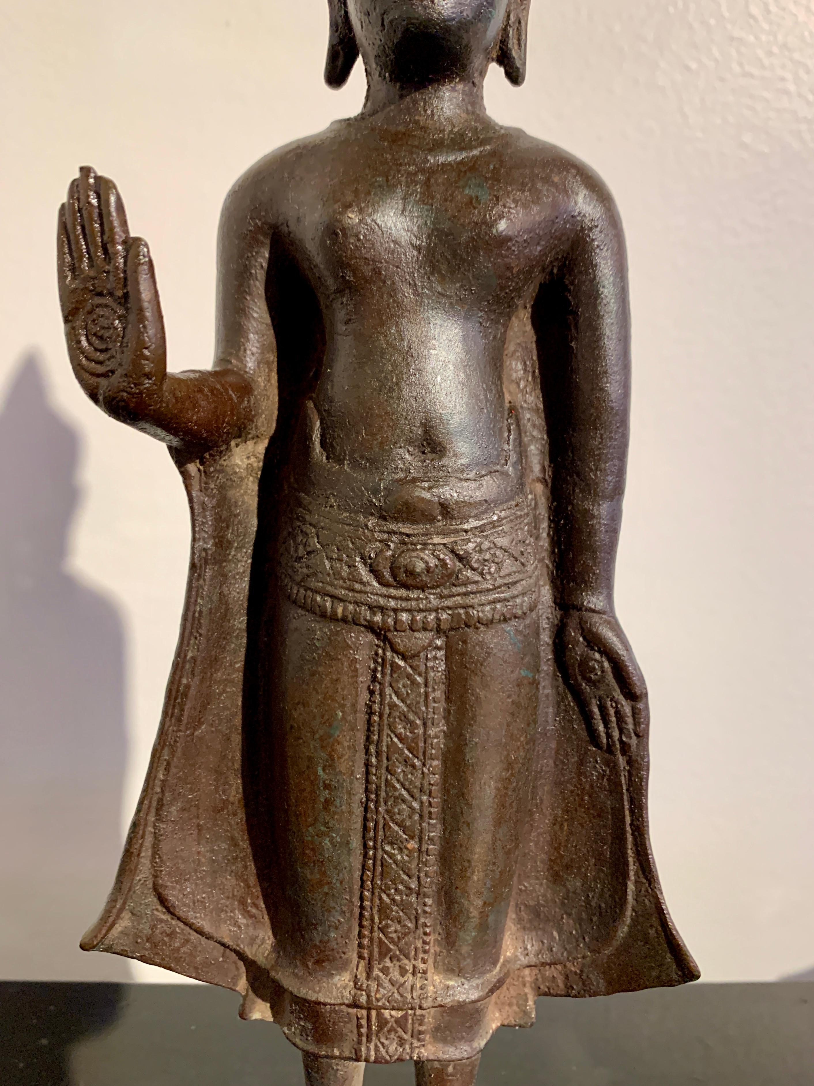 Figure en bronze de style cambodgien représentant un Bouddha debout, milieu du 20e siècle, Thaïlande en vente 2