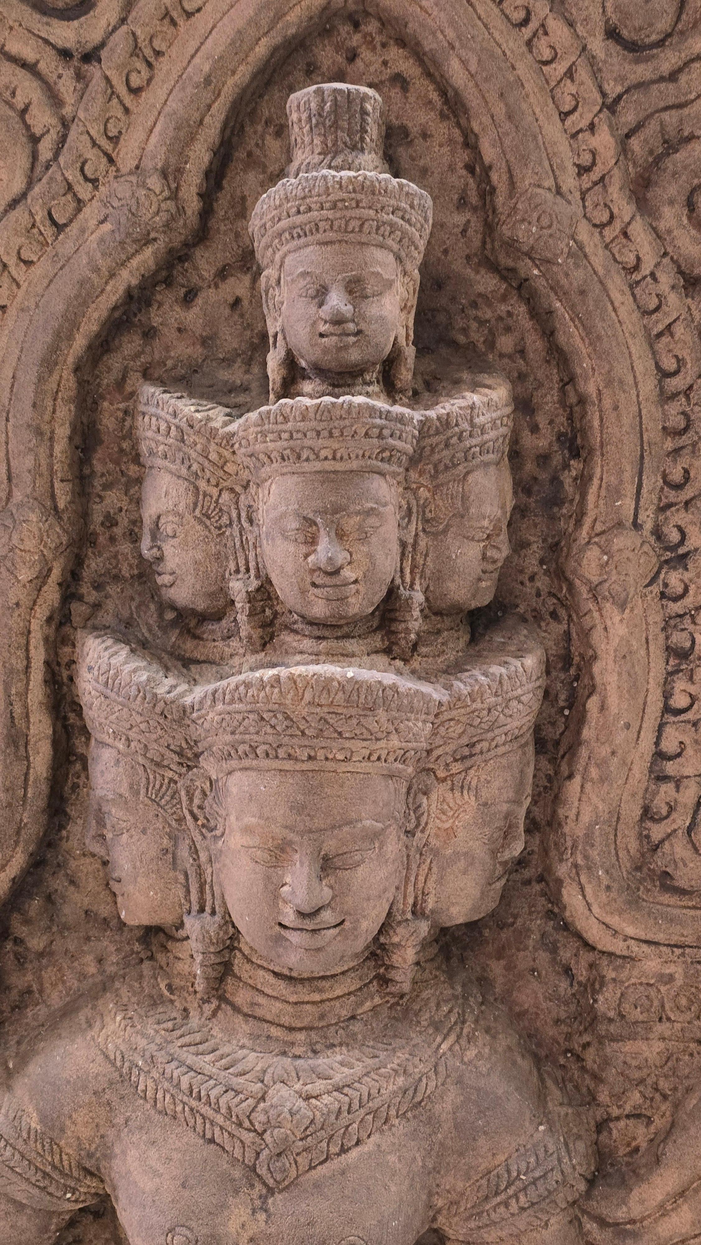 Cambodgien Frise en grès de style khmer représentant le dieu bouddhiste Brahma en vente
