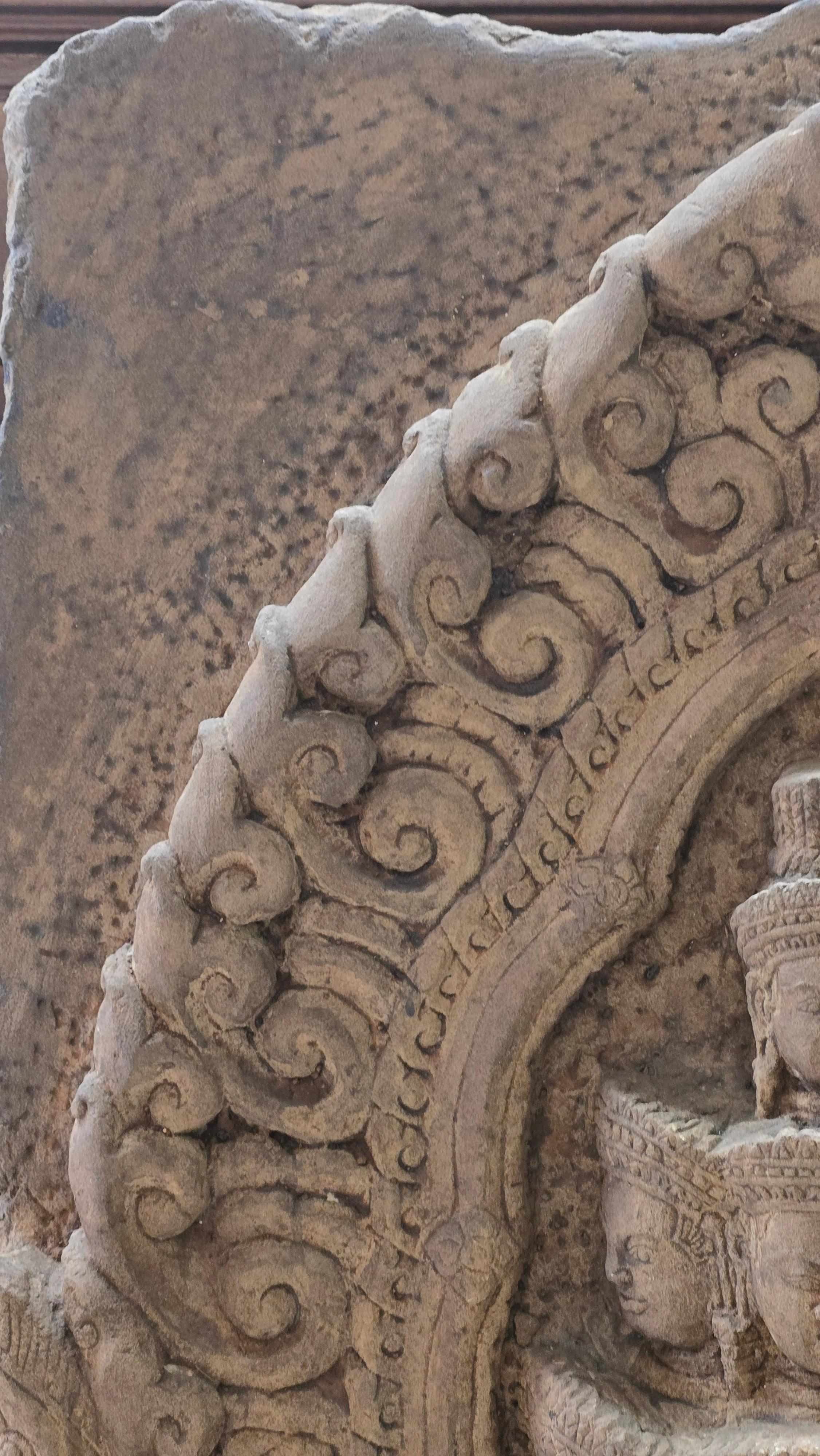 Sculpté à la main Frise en grès de style khmer représentant le dieu bouddhiste Brahma en vente