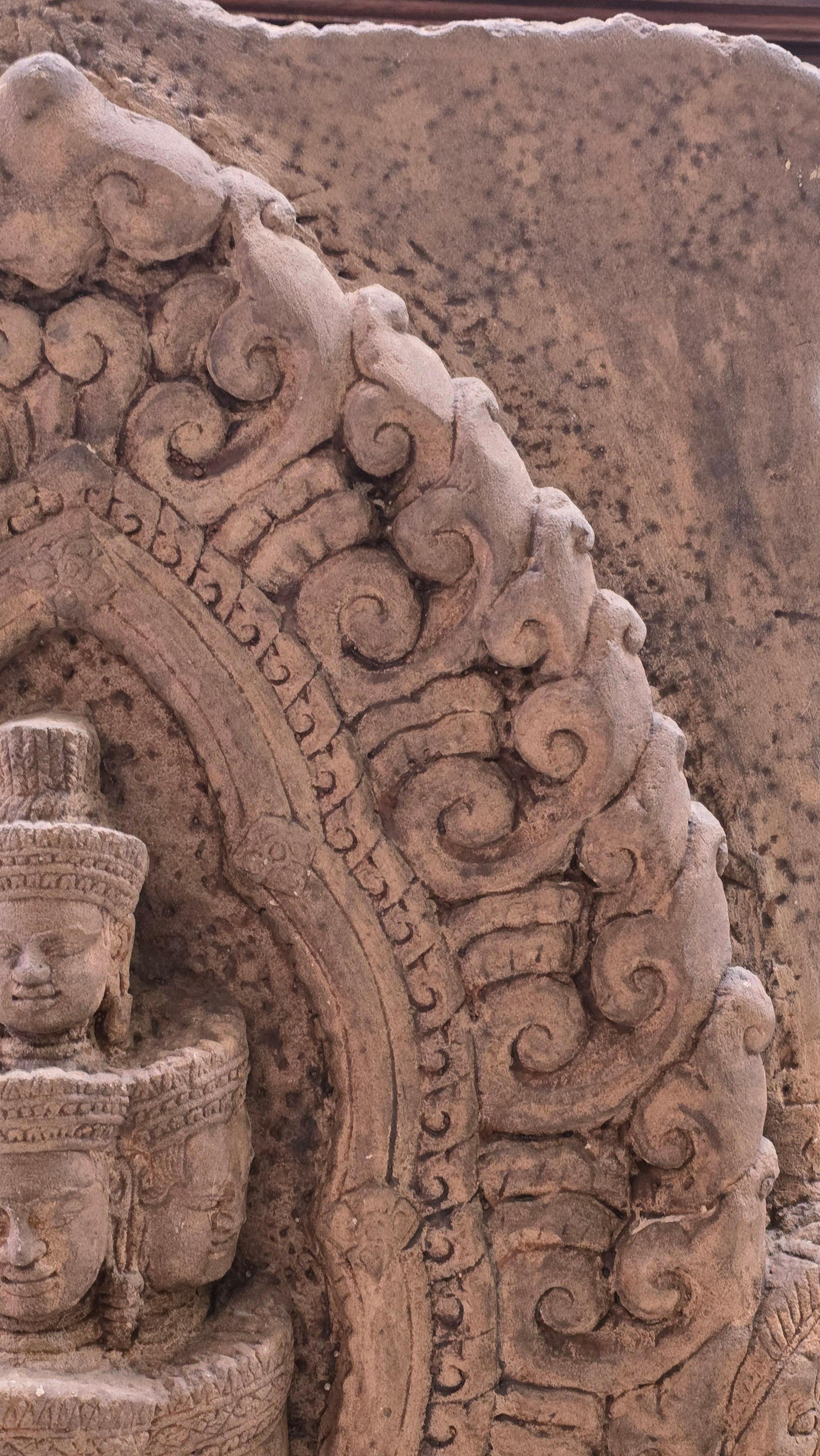 Frise en grès de style khmer représentant le dieu bouddhiste Brahma Bon état - En vente à Kilmarnock, VA
