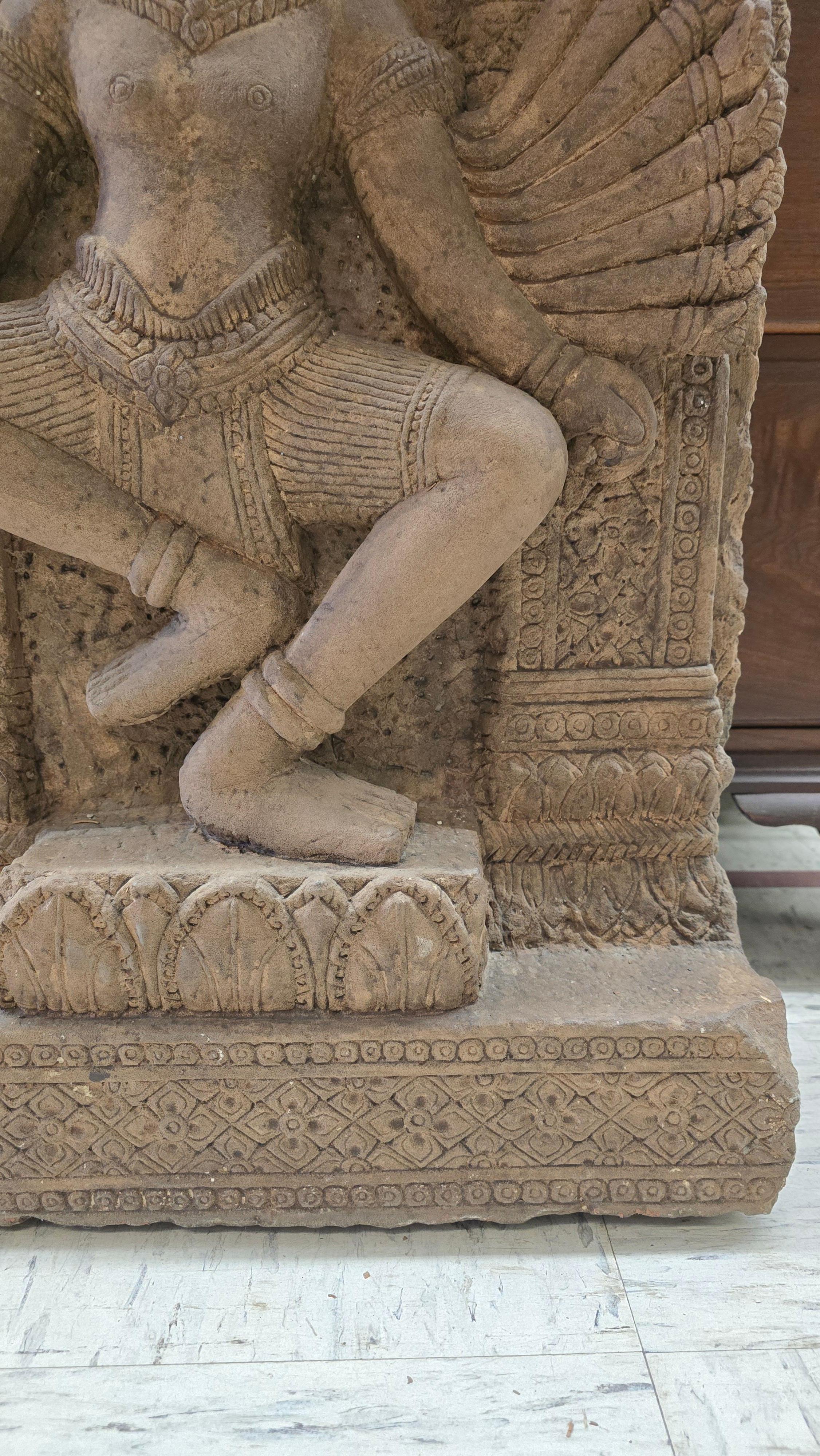Milieu du XXe siècle Frise en grès de style khmer représentant le dieu bouddhiste Brahma en vente