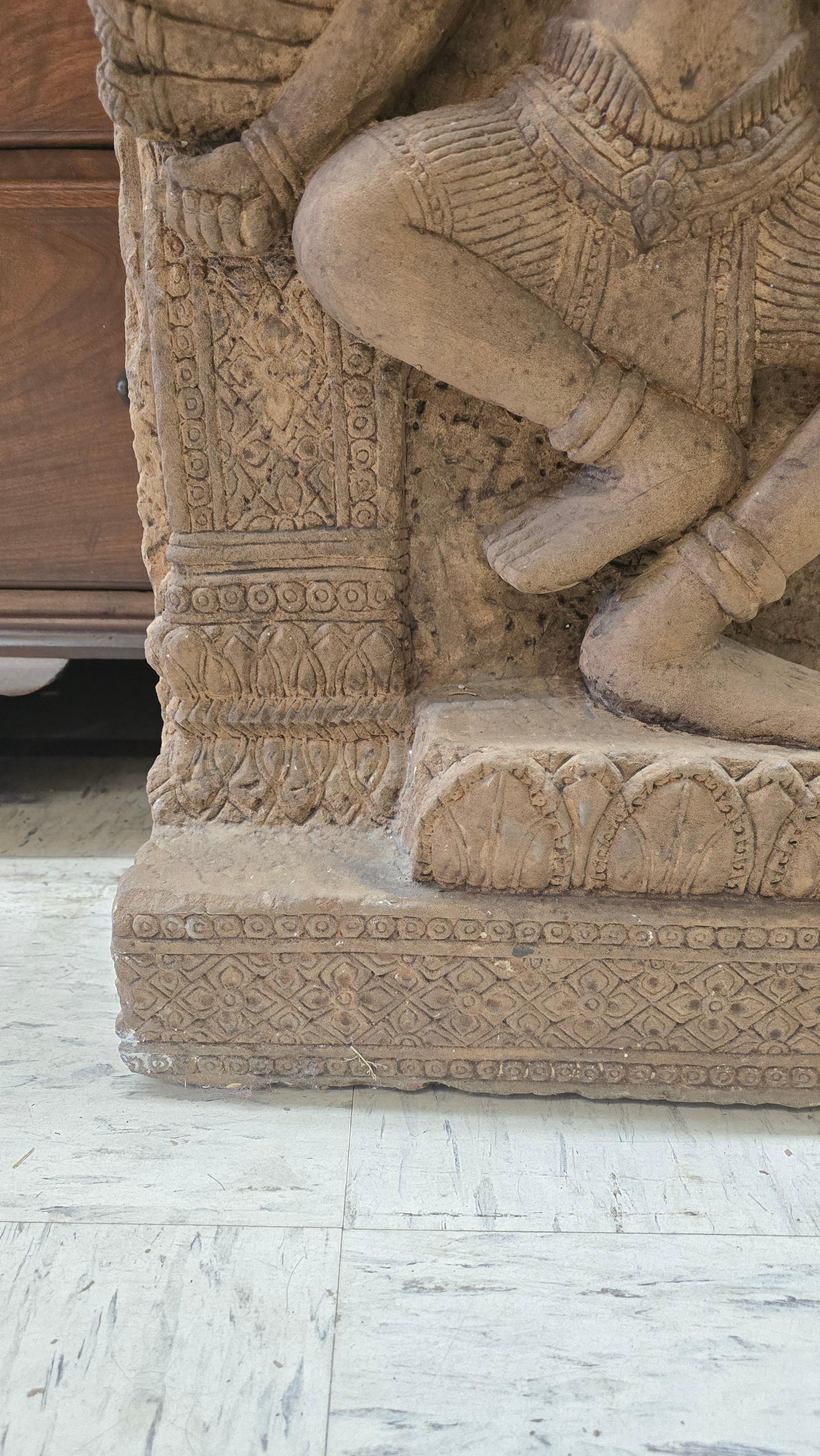 Grès Frise en grès de style khmer représentant le dieu bouddhiste Brahma en vente