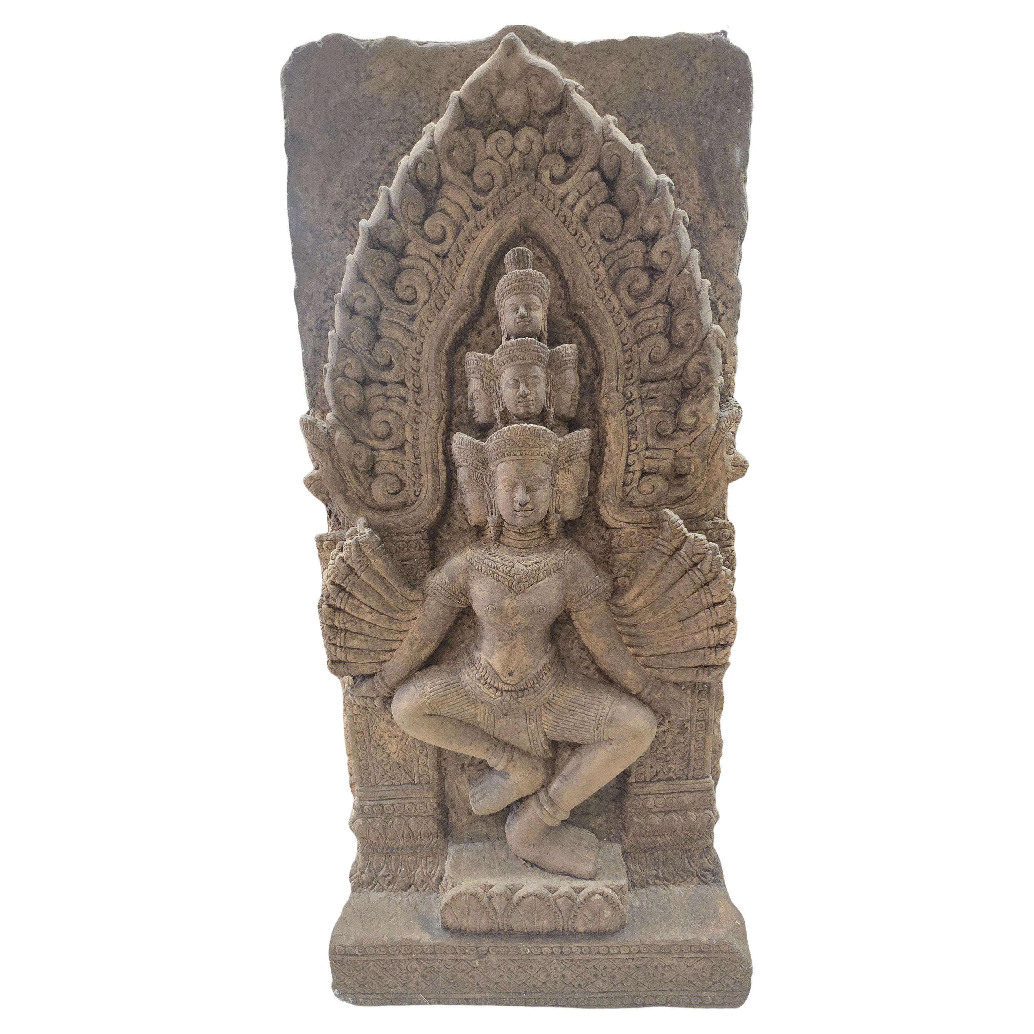 Fregio in pietra arenaria in stile Khmer raffigurante il dio buddista Brahma