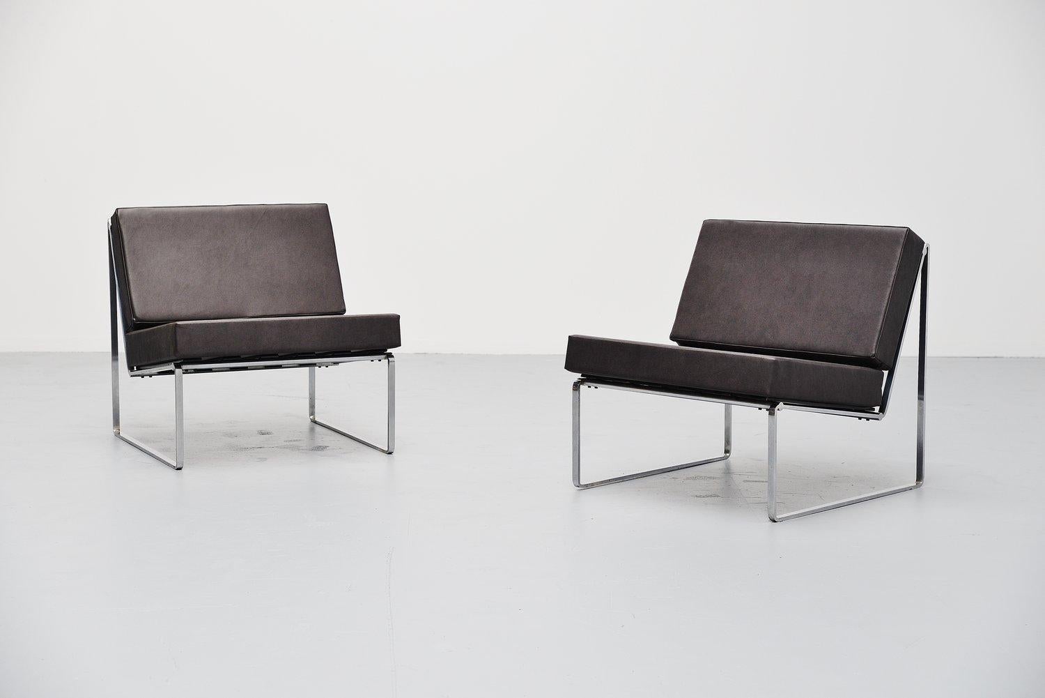 Comfortable pair of modernist lounge chairs model 024 designed by Kho Liang Ie for Artifort, Holland, 1962. These chairs have a solid metal, matt chrome plated frame. With black lacquered wooden slats, finished with faux leather cushions. The chairs